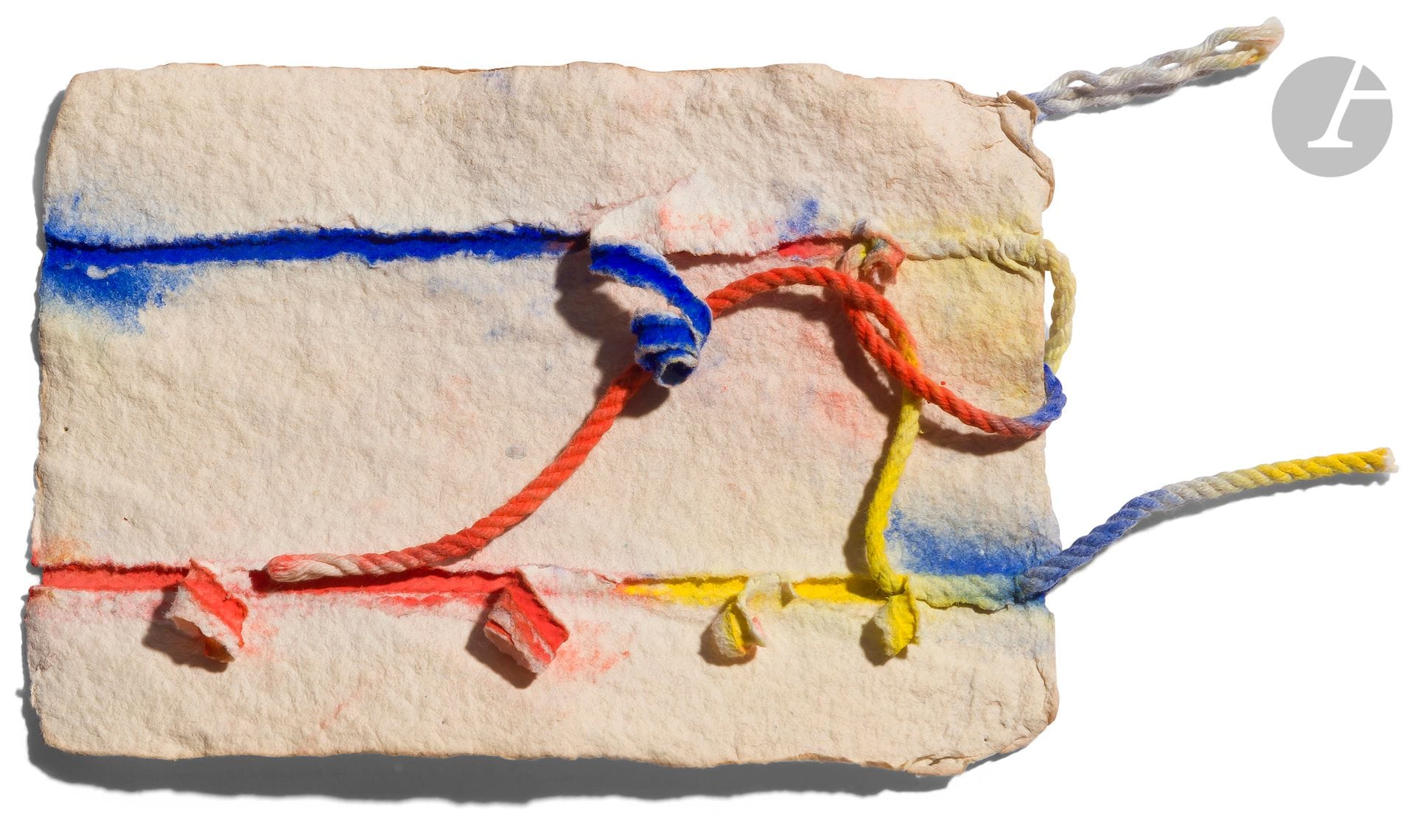 Anne-Marie MILLIOT (1977-1985)
Livre en silence en couleurs, 1979
Papier d’Ambert et inclusion de cordes teintées.
Signé et daté au dos.
11 x 15 cm