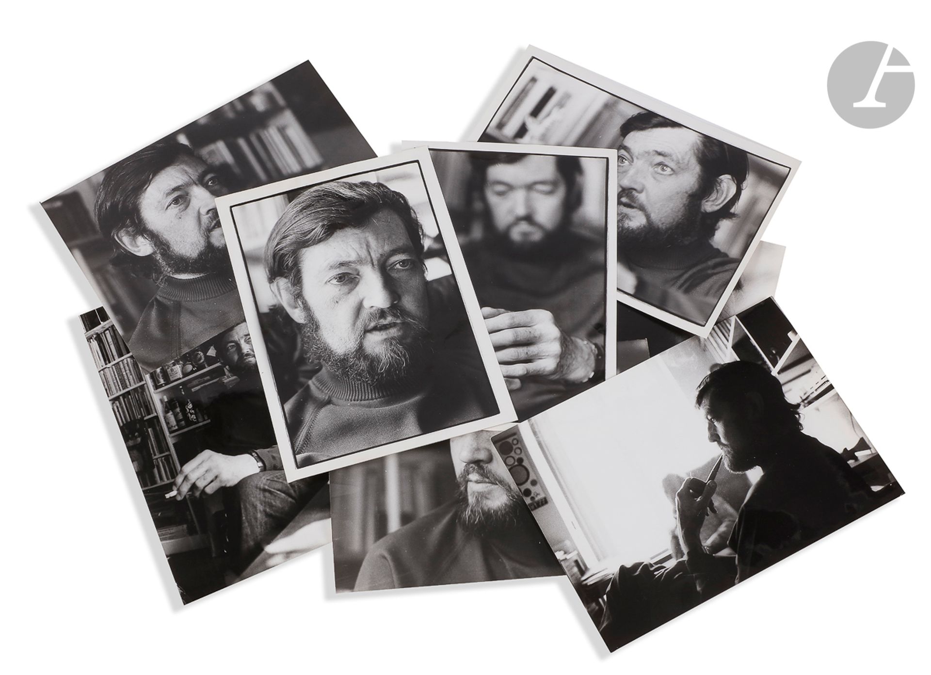 Joël LUMIEN (né en 1944) - Anne de BRUNHOFF
Julio Cortázar, c. 1975-1977. 
10 épreuves argentiques d’époque.
Nombreux tampons de photographes, légendes et dates aux dos. 
Environ 24 x 18 cm chaque

10 fotografías de época.
Varios sellos de fotógrafos, leyendas y fechas en el reverso.

Provenance :
Collection Saül Yurkievich.
