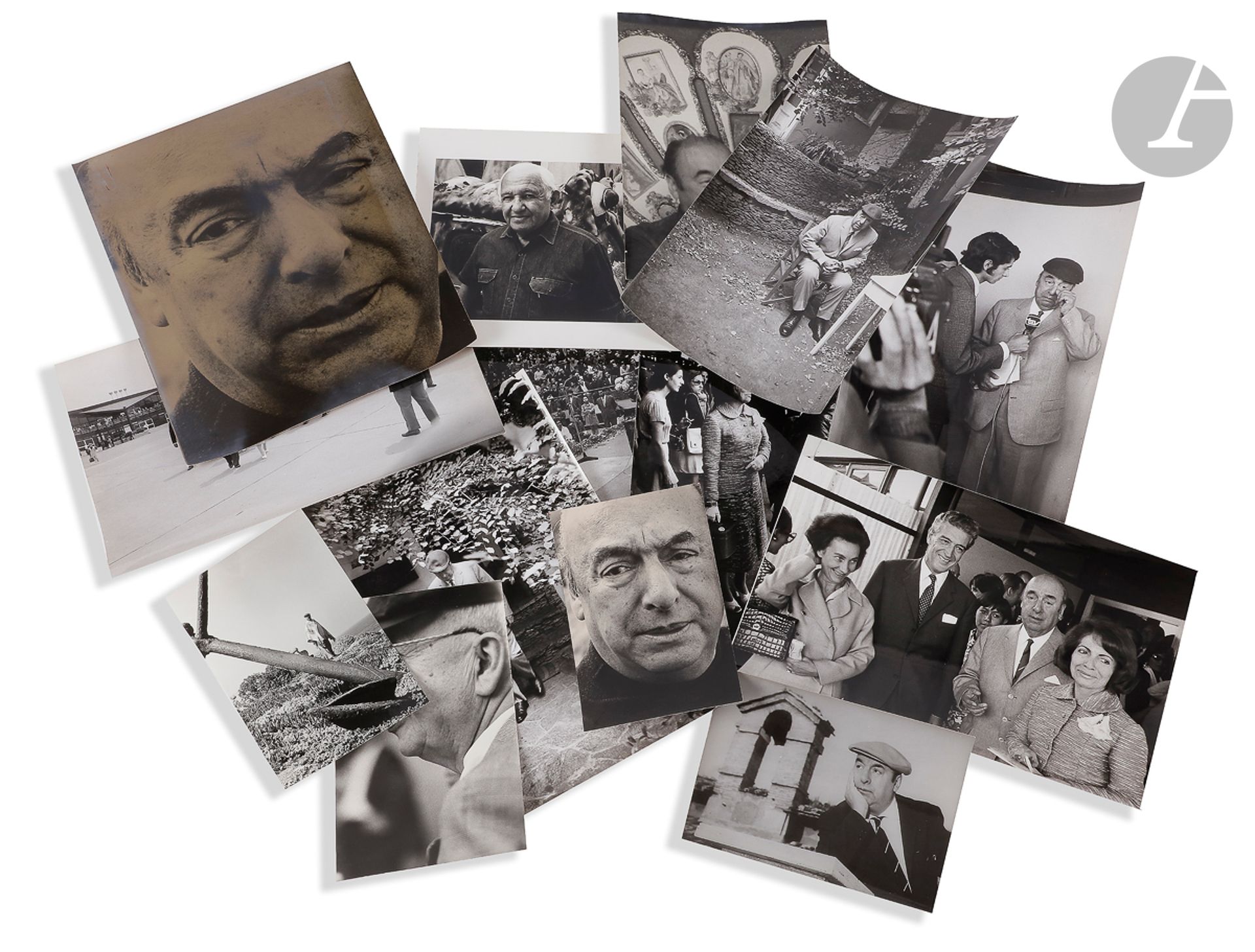 Güne? KARABUDA [Turkish] (born 1933) - Gök?in SIPAHO?LU [Turkish] (1926-2011) - Sara FACIO [Argentine] (born 1932) - Alicia d'AMICO [Argentine] (1933-2001) and variousPablo
Neruda. Enrique Molina. Gonzalo Rojas, circa 1950-1972. 
16 silver proofs and period countertypes
. 
 
Agency and photographer's stamps, handwritten annotations and dates on the spines. 
Various formats.

16 fotografías de película y copias de época.
Sellos de agencias y de fotógrafos, anotadas y fechadas en el reverso.
Various formats.

Provenance :
Collection Saül Yurkievich










.