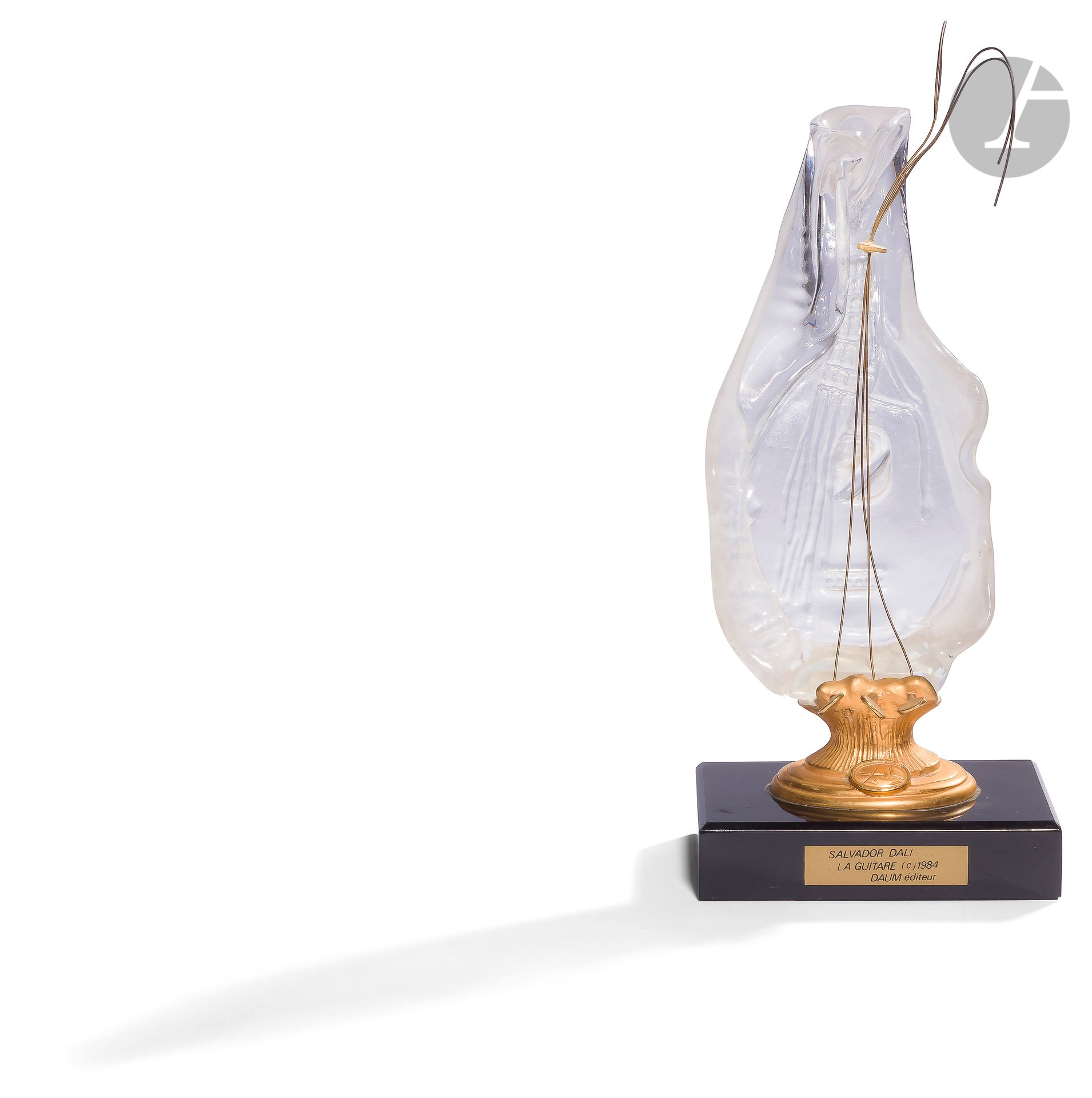 Salvador DALI et DAUM (1904-1989)
La Guitare, 1984
Sculpture en cristal et bronze doré.
Signée dans un cartouche.
Édition prévue à 3 000 exemplaires.
Hauteur : 9,5 cm (sans socle).

Un certificat de la maison Daum sera remis à l’acquéreur.
