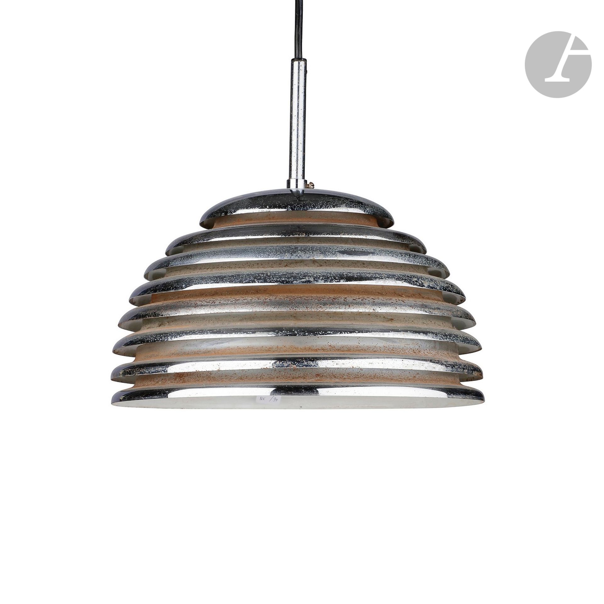 KAZUO MOTOZAWA DESIGNER & STAFF LEUCHTEN ÉDITEUR
Saturno, la série initiée dans les années 1970
Suspension hémisphérique, en métal chromé sur la surface extérieure et laqué blanc sur la surface intérieure, éclairant par une source de lumière. Piqûres au chrome et sauts épars à la laque. H. avec suspente : 95 cm – H. & D. partie métallique seule : 30 cm