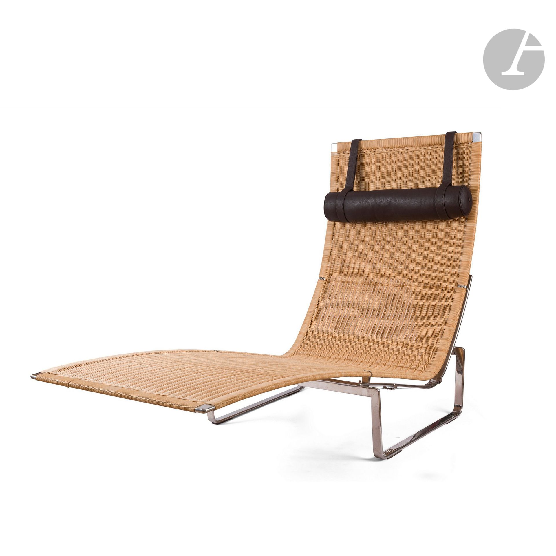 POUL KJAERHOLM (1929-1980) DESIGNER & FRITZ HANSEN PUBLISHERPK
24, the model designed in [1965]
. The seat in woven rattan on a steel frame. Steel base. Complete with its cylindrical headrest in brown leather and its steel counterweight. A few strands of rattan cut in the corners, the base's strips slightly deformed. Marked with the circular stamp Poul KJAERHOLM - Denmark - Fritz HANSEN on the foot and bears the publisher's paper labels on both parts. H. 85 cm - L. 155 cm - W. 67 cm


