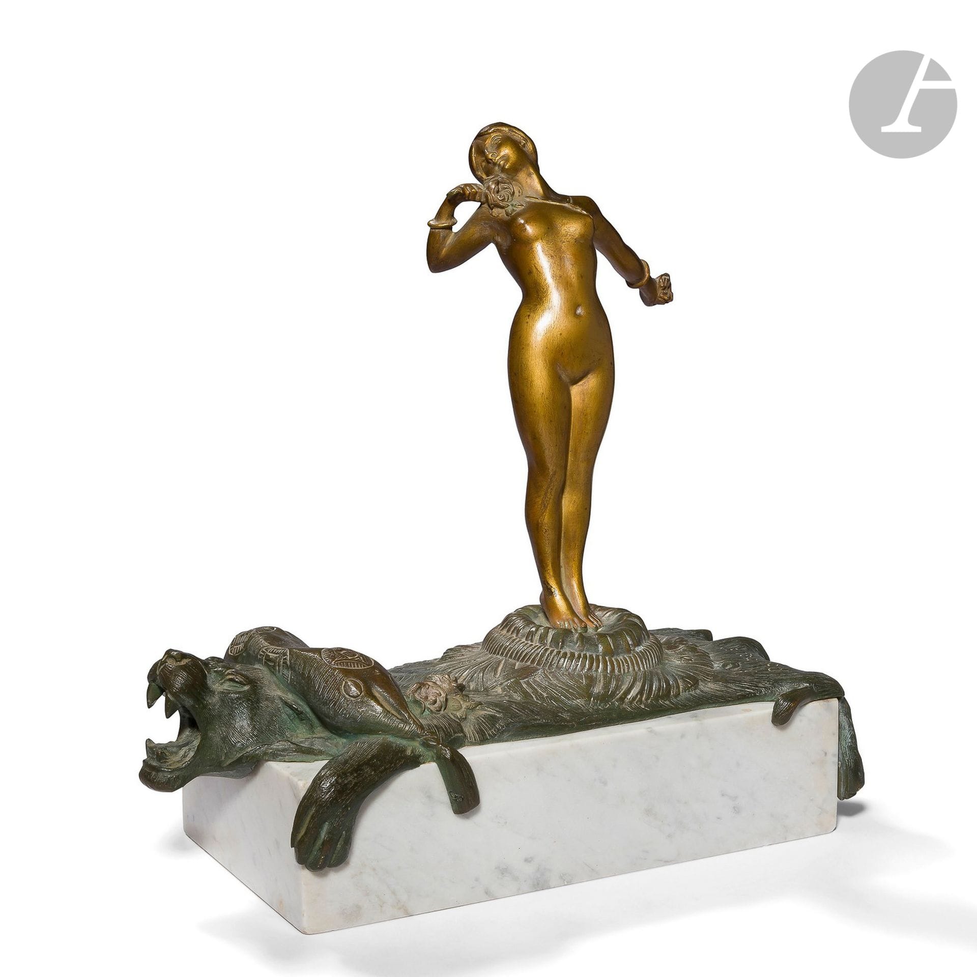 R. BOUSQUET (ACTIF DANS LES ANNÉES 1920/30)
Nu aux roses sur une peau de tigre
Sculpture. Épreuve en bronze à triple patine ; vert, brun et or. Fonte d’édition ancienne des années 1920-30. Base en marbre. Signée BOUSQUET sur la peau de tigre. 29,5 x 29,5 x 17 cm