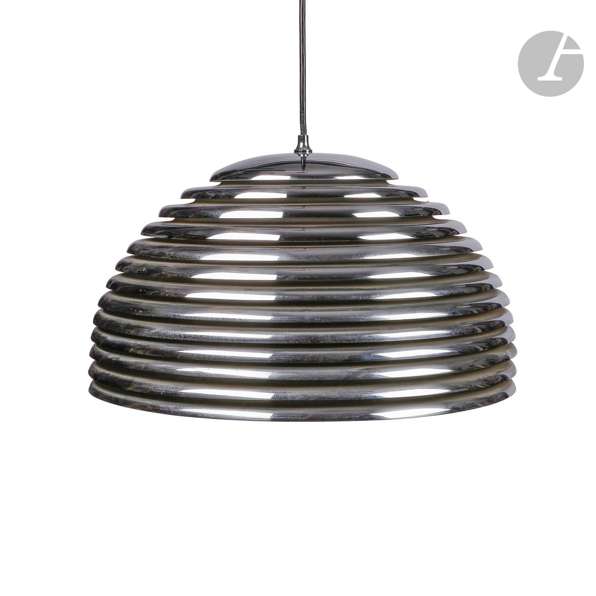 
KAZUO MOTOZAWA DESIGNER & STAFF LEUCHTEN ÉDITEUR



Saturno, la série initiée dans les années 1970



Suspension hémisphérique, en métal chromé sur la surface extérieure et laqué blanc sur la surface intérieure, éclairant par quatre sources de lumière. Piqûres au chrome et sauts épars à la laque. H. avec suspente : 95 cm – H. partie métallique seule : 33 cm - D. partie métallique seule : 50 cm 
