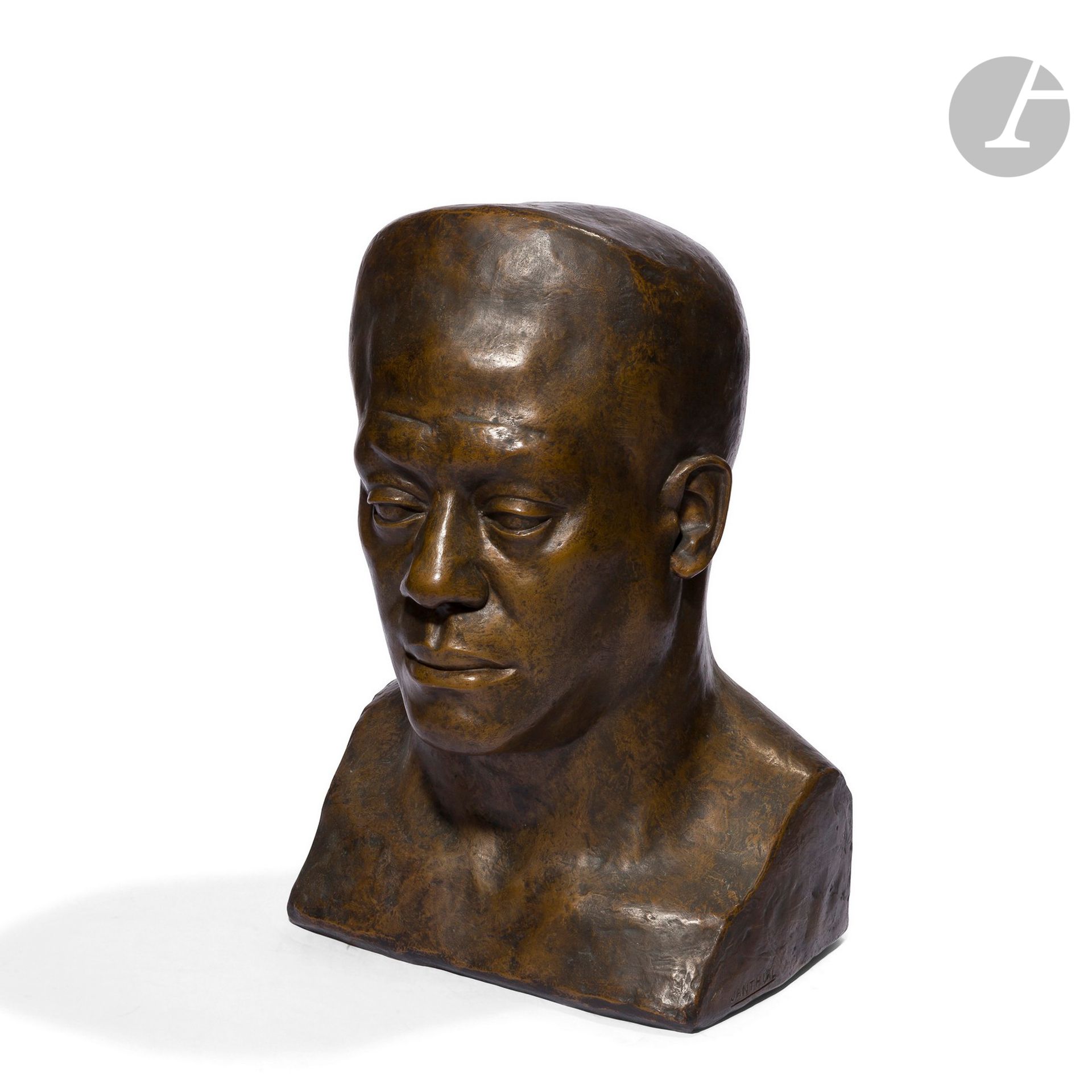 LOUIS JANTHIAL (1904-1965)
Le catcheur Jim Pantobe
Portrait sculpté (présumé). Épreuve en bronze à patine médaille nuancée. Signé JANTHIAL et porte le cachet SUSSE Fondeurs Paris vers la base. H. 50 cm