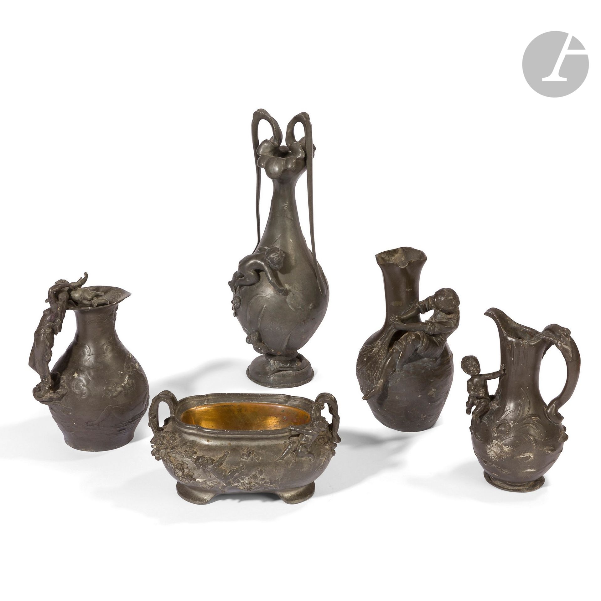 ÉTAINS ET BRONZE ART NOUVEAU – 5 ŒUVRES
Enfant et chérubins
GEORGES VAN DE VOORDE (1878-1970)
Pichet en étain. Accidents, manques, déformations, altérations de patine. Signé Van de VOORDE. H. 23 cm
TRAVAIL ART NOUVEAU
2 pichets en étain. Accidents, manques, déformations, altérations de patine. H. 25 cm & 24 cm
IGNAZ MANSCH 1865-1925)
Vase en étain. Accidents, manques, déformations, altérations de patine. Signé MANSCH. H. 40 cm 
AUGUSTE MOREAU (1834-1917)
Jardinière en étain. Complète de son intérieur en laiton. Accidents, manques, déformations, altérations de patine. Signée A. MOREAU. L. 24 cm