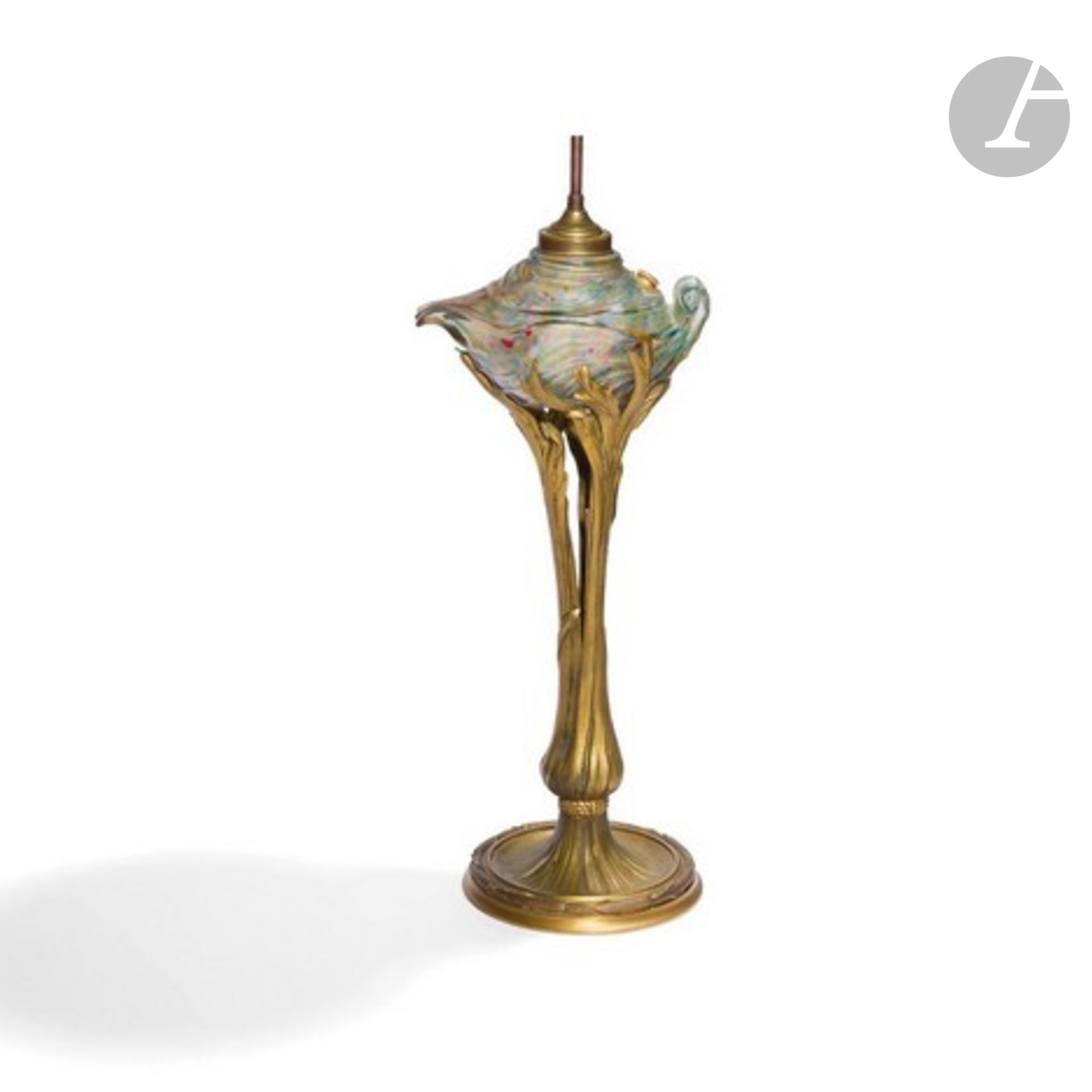JOSEPH-FRANÇOIS JOINDY (1832-1906) SCULPTOR & GEORGES GAGNEAU FOUNDER-EDITORRoseaux
and Aladdin lamp, the model presented at the Salon de la Société des Artistes Français, Paris, 1898Important
naturalist oil lamp electrified afterwards The foot (base and shaft) in gilt bronze. The glass reservoir with polychrome colorings evoking an Aladdin lamp and in the taste of Ernest-Baptiste Léveillé's glassworks. Circa 1900. A small chip in the glass in the lower part hidden by the frame, electrification not original, a depression around the base. Total height with electrical system: 88 cm - Height without electrical system: 52 cmBibliography

:
Alastair Duncan - The Paris Salons 1895-1914 - Volume V: Objets d'art & Metalware - Edition Antique Collectors' Club, 1998


.


Identical model reproduced on page 331.





