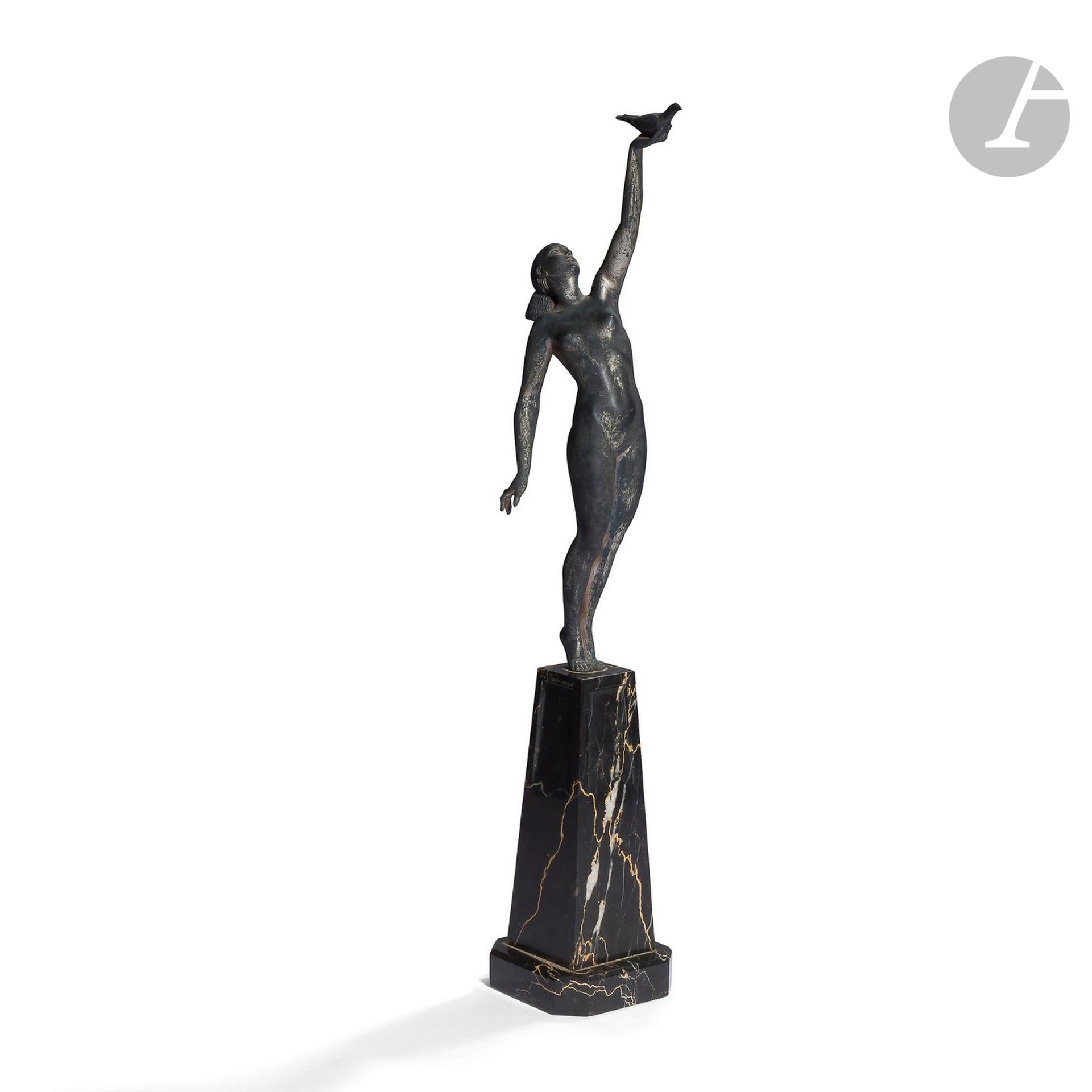 PIERRE LE FAGUAYS (1892-1962)
Message of love
Sculpture. Épreuve en bronze initialement argenté. Fonte d’édition ancienne des années 1925/30. Base pyramidale sculptée et réalisée en marbre Portor. Importantes usures et altérations à l’argenture. Signée Le FAGUAYS en haut de la partie en marbre. H. bronze seul : 29 cm - H. avec base : 46 cm