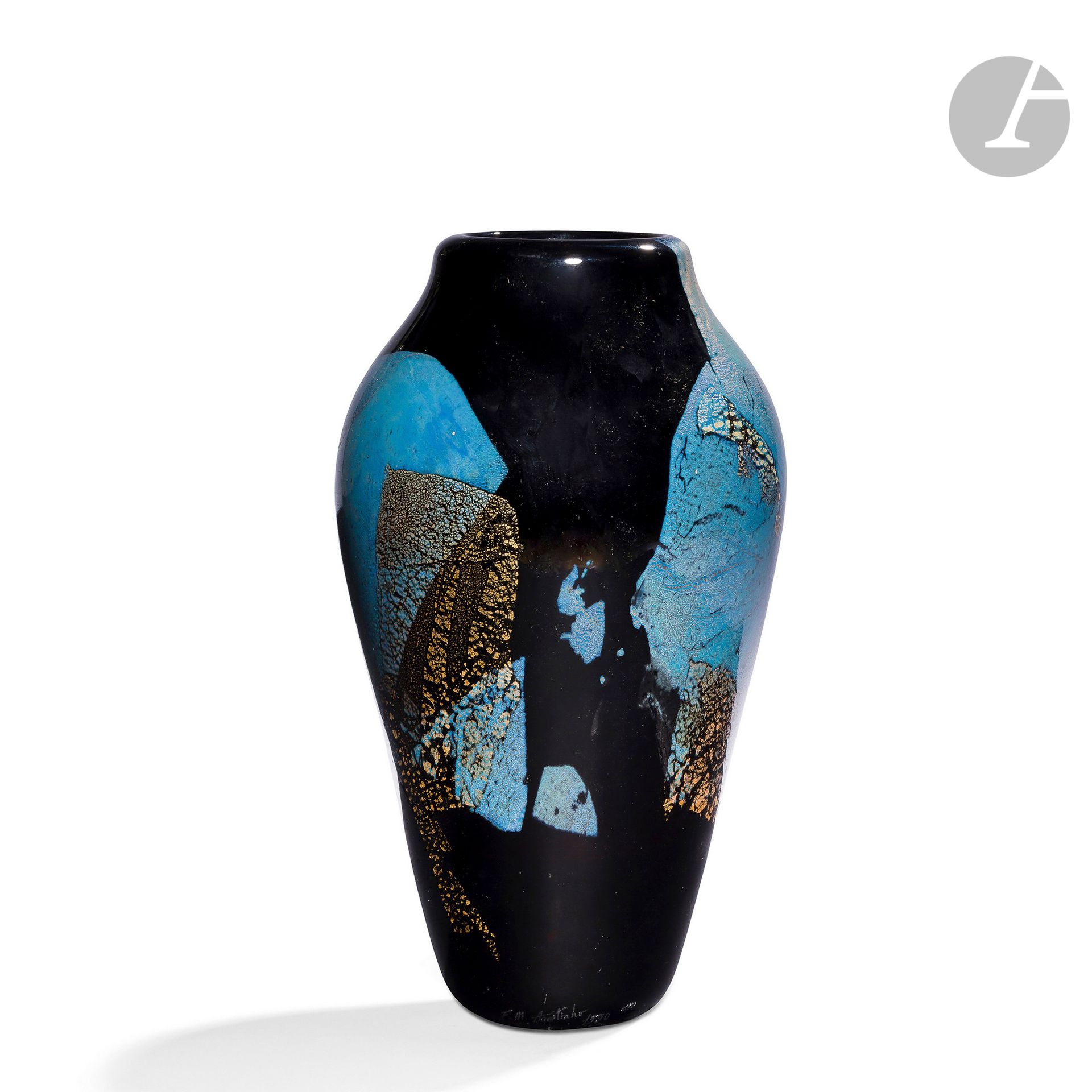 FERNANDO AGOSTINHO [French] (born in 1959
)Large black blown glass vase, decorated with blue, gold and silver metallic oxides. Signed and dated 1990 on the base.
H. 29 cm - D. 16 cm

