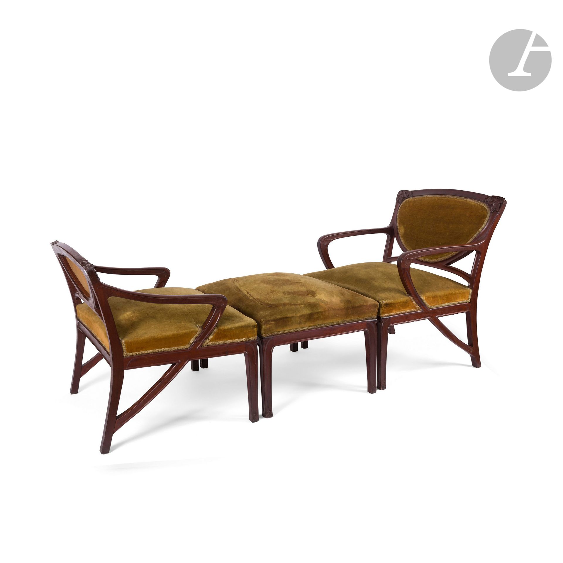 NEW ART PERIOD WORK ATTRIBUTED TO THE HOUSE OF ÉDOUARD DIOTÉrable
in leaves and fruitsDuchess
broken, in three parts, composed of two armchairs, one with high back and the other with low back, and a stool. Proofs made of molded, ribbed and carved mahogany. The belts, legs and back posts are underlined with curvilinear motifs. The spandrels of the back of the armchairs with carved title decorations. Original velvet tapestries with a stamped title theme. Circa 1900-10. Condition of use, used and stained tapestries. Large armchair : H. 88 cm - W. 75 cm - D. 70 cm - Stool : H. 45 cm - W. 75 cm - D. 60 cm - Low back armchair : H. 73 cm - W. 75 cm - D. 65 cm - Total dimensions : H. 88 cm - W. 195 cm - D. 75 cm

