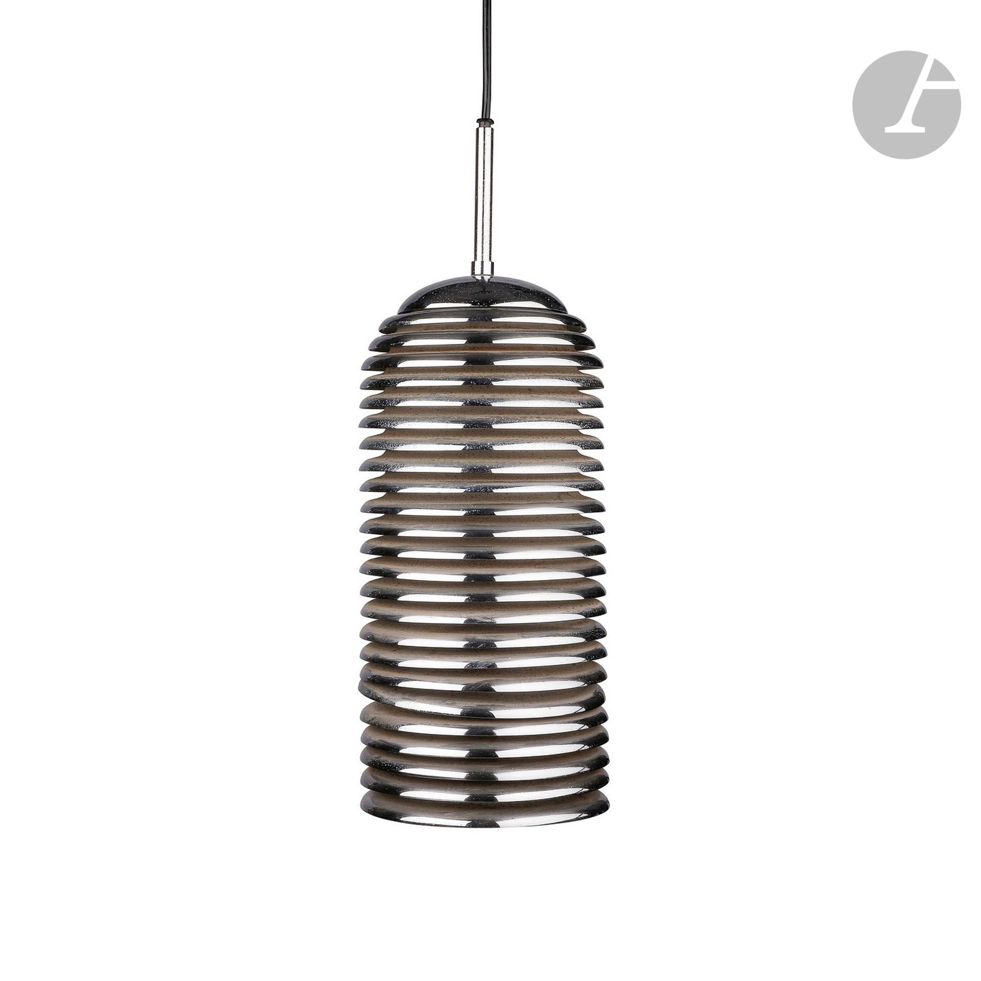 
KAZUO MOTOZAWA DESIGNER & STAFF LEUCHTEN ÉDITEUR



Saturno, la série initiée dans les années 1970



Suspension cylindrique, en métal chromé sur la surface extérieure et laqué blanc sur la surface intérieure, éclairant par deux sources de lumière. Piqûres au chrome, sauts épars à la laque, un accident et manque au cache-bélière en plastique noir. H. avec suspente : 82 cm – H. partie métallique seule : 40 cm
