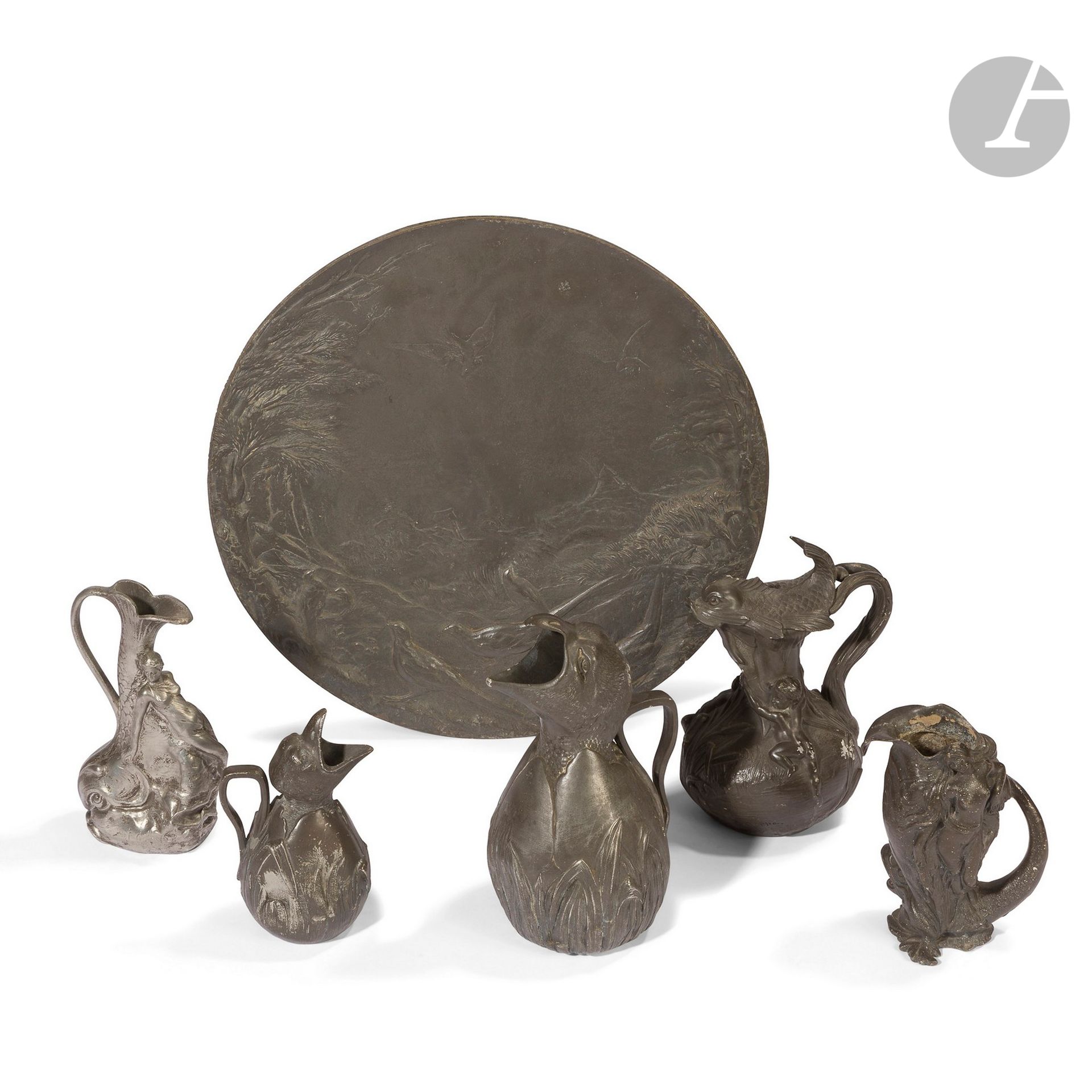 ÉTAINS ART NOUVEAU – 6 ŒUVRES
Volatiles & Poissons
JEAN -MAURICE PETIZON (1855-1922)
Un pichet zoomorphe en étain. Accidents, manques, déformations, altérations de patine. Signé PETIZ. H. 25 cm
JEAN GARNIER (1853-1931)
Un pichet zoomorphe en étain. Accidents, manques, déformations, altérations de patine. Signé GARNIER. H. 17,5 cm
JEAN SOLA (XIXe-XXe)
Un vase en étain. Accidents, manques, déformations, altérations de patine. Signé SOLA. H. 17 cm
HENRI HUPPE (1855-1904)
Un pichet en étain. Accidents, manques, déformations, altérations de patine. Signé H. HUPPE. H. 22 cm
17 cm
JEAN GARNIER (1853-1931)
Un pichet en étain argenté. Accidents, manques, déformations, altérations de patine. Signé GARNIER. H. 20,5 cm
ALEXANDRE ARSON (1822-18882)
Un grand plat circulaire à suspendre en étain. Signé ARSON. D. 40 cm
