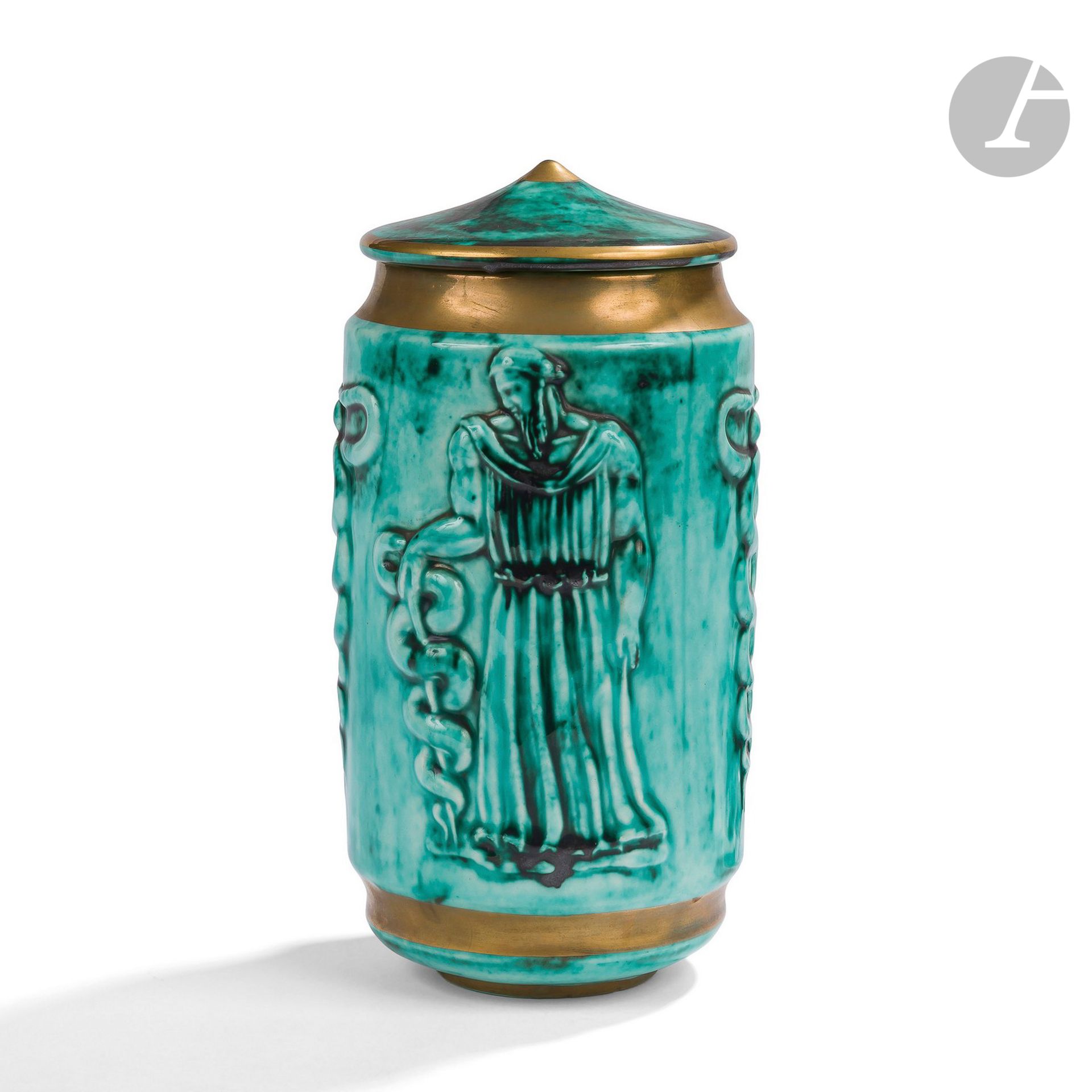 JEAN MAYODON (1893-1967)
Personnages à l’Antique et caducées
Pot couvert cylindrique. Épreuve en céramique émaillée polychrome ; le décor tournant en relief, les pourtours de la base, de la bordure et du couvercle à l’or au four. Marqué MAYODON Sèvres à l’or sous la base. H. 19 cm
