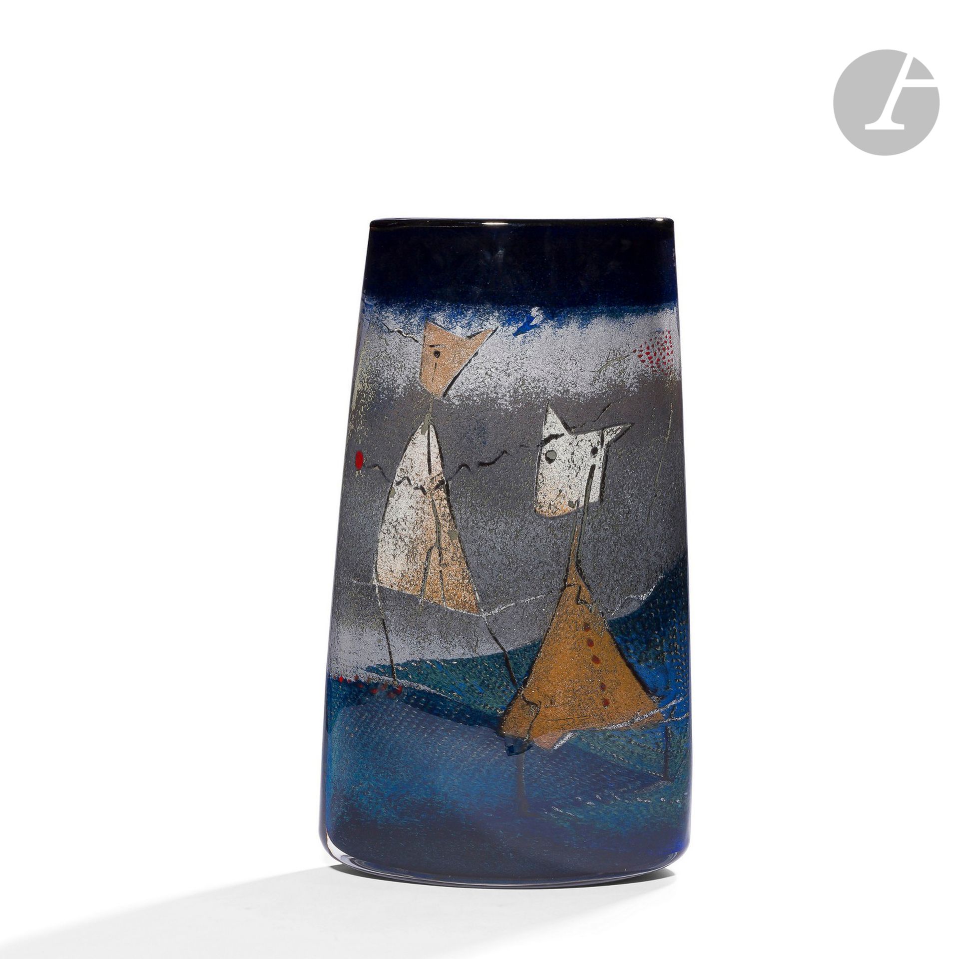 ALAIN ET MARISA BEGOU [français] (nés en 1945 et 1948)
Imposant vase en verre soufflé de forme tendue, dans les tons bleus et gris, à décor recto-verso de personnages stylisés gris, beige et rouge. Pièce réalisée en 2000. Signé et numéroté 21.04.3 à la base.
H. 55 cm - L. 31 cm - P. 11 cm