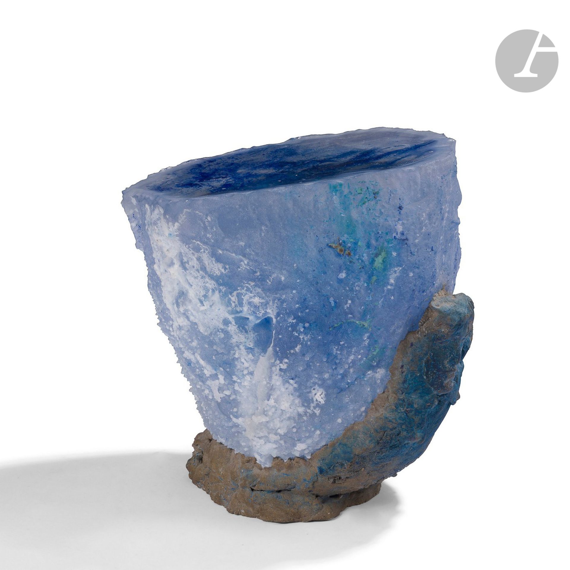 RAYMOND MARTINEZ [français] (né en 1944)
Bassin Divinatoire, 1997 
Importante sculpture en verre coulé dans les tons bleus représentant un fond marin sur une base de coraux, à décor de sirène. Signée et date 1997 sur le dessus.
H. 35 cm - D.33 cm

Bibliographie : 
Raymond Martinez - Mémoires méditerranéenne, Galerie Sordello, 1997 - Pièce reproduite au catalogue de l’exposition.