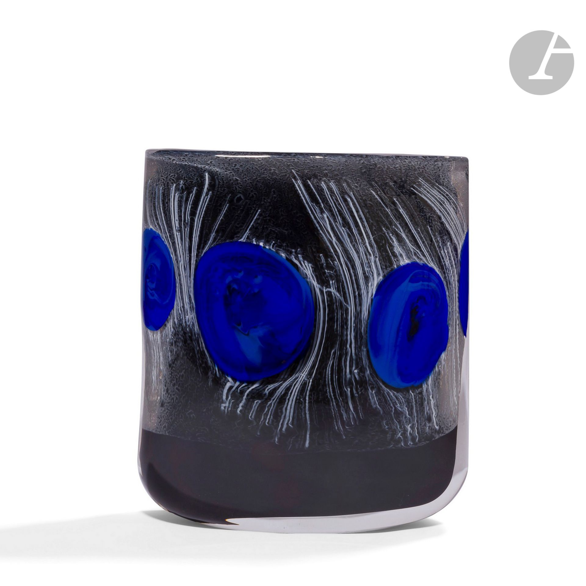 ALAIN ET MARISA BEGOU [français] (nés en 1945 et 1948)
Vase en verre soufflé de forme rectangulaire aplatie à décor de fleurs bleues et filets blancs sur fond noir. Signé et numéroté 6 x 21 à la base. Pièce réalisée en 1990. 
H. 32 cm - L. 28 cm - P. 7 cm

Provenance :
Galerie Place des Arts, Montpellier. 

Bibliographie :
Catalogue du Salon d’Art contemporain de Rouen, 1991 (reproduite).