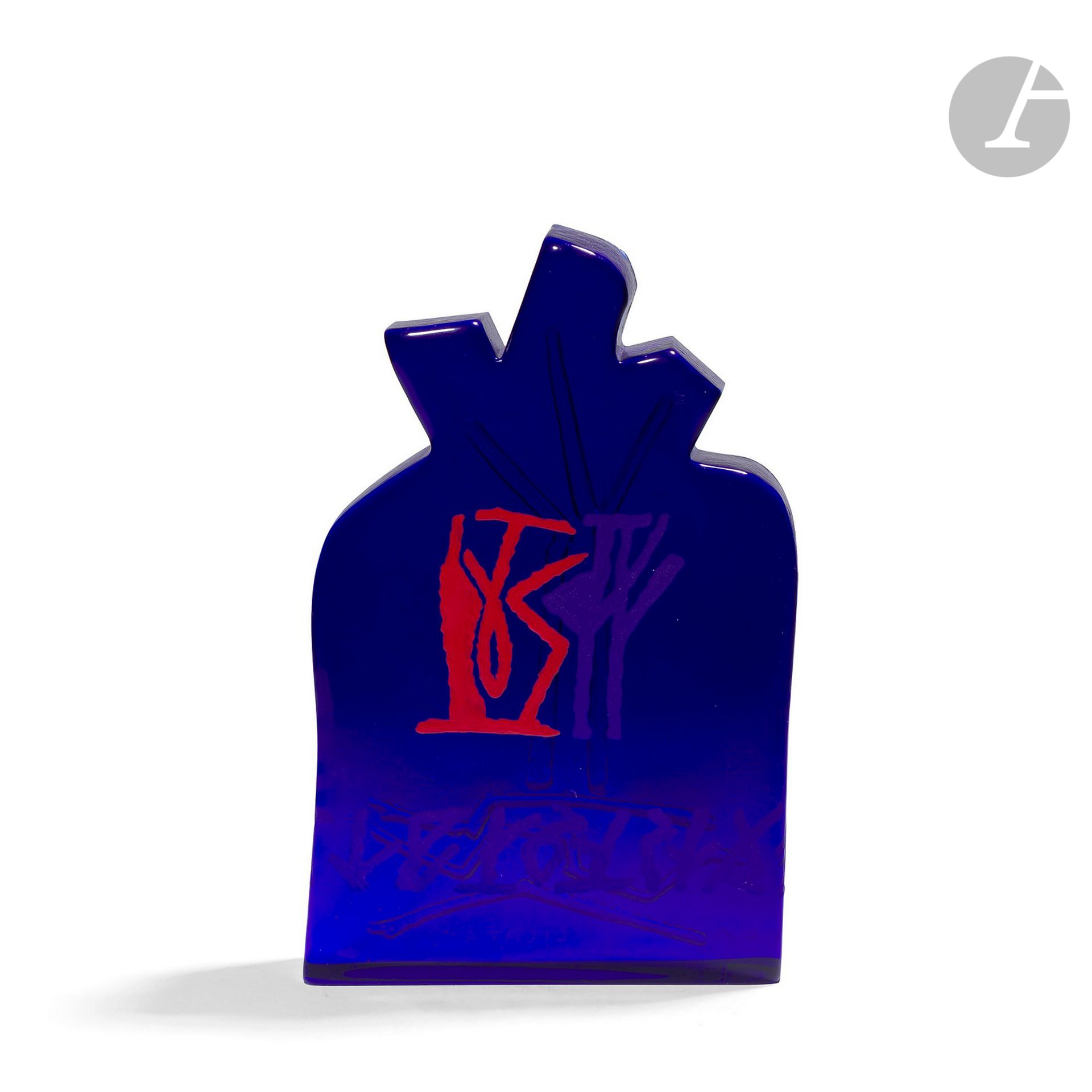 RICCARDO LICATA (1929-2014)
Sans titre, 1998
Sculpture. Épreuve en verre ; les motifs gravés, ou émaillés ou en relief. Signée et datée LICATA (19)92 vers la base. H. 24 cm