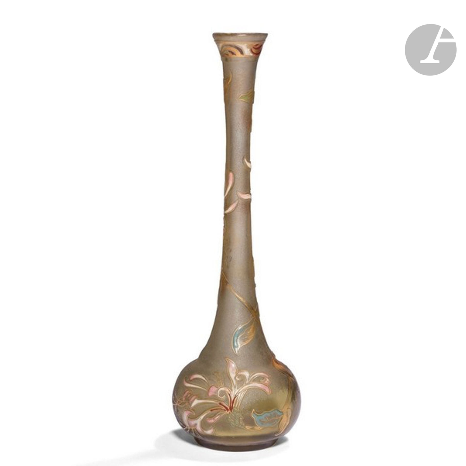 ÉTABLISSEMENTS GALLÉ (1904-1936) 
Chrysanthèmes du Japon 
Vase soliflore ; la base piriforme, le long col terminé évasé. Épreuve en verre teinté vert d’eau au décor dégagé à l’acide et richement rehaussé aux émaux polychromes et à l’or au four. La bordure du col frottée à l’or (usures à la dorure). Signé GALLÉ, en réserve gravé en camée à l’acide et rehaussé à l’or. H. 30,5 cm