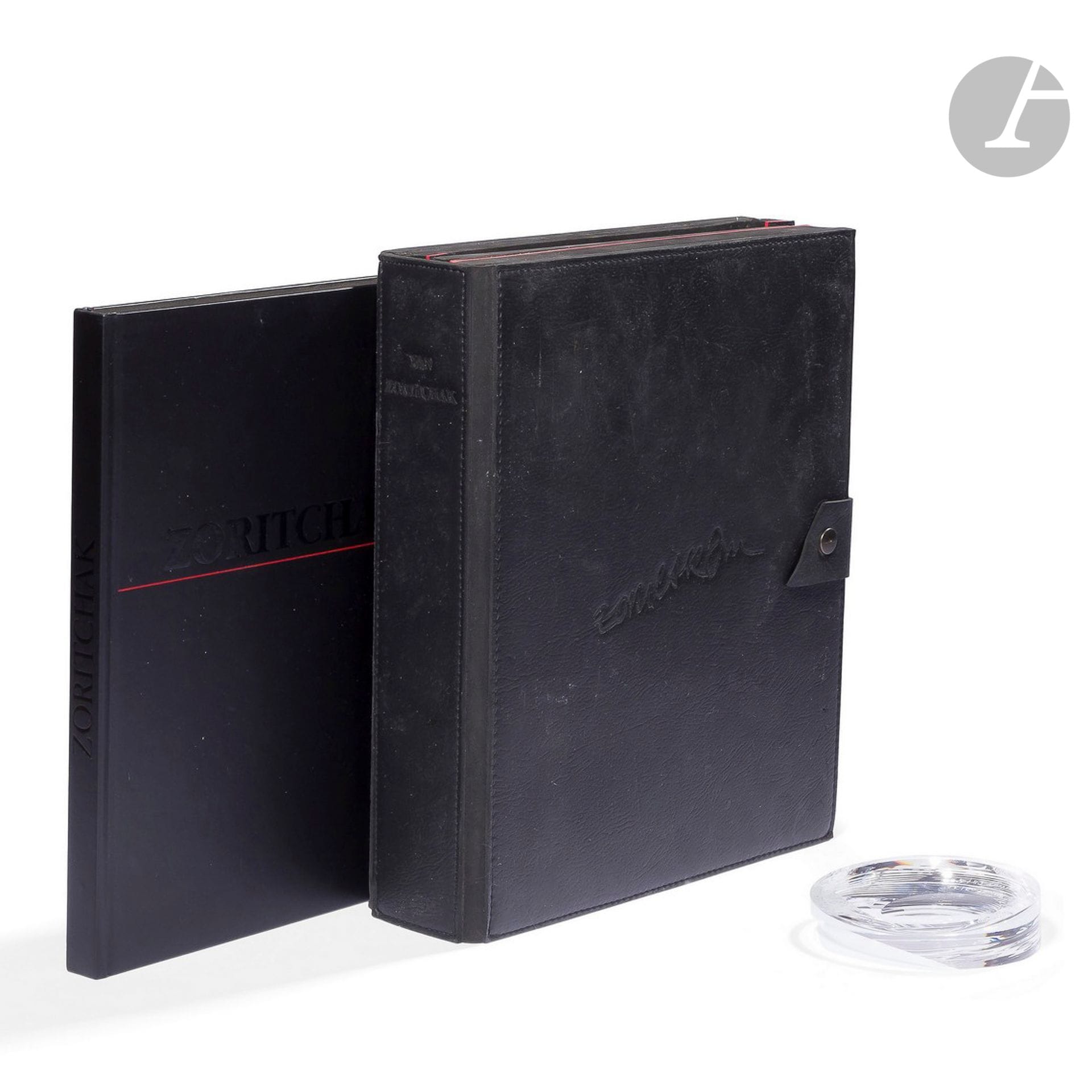 YAN ZORITCHAK [slovaque] (né en 1944)
Coffret d’art en cuir composé d’un ouvrage signé de 167 pages sur l’artiste, et d’une sculpture en cristal optique de Corning taillée, exemplaire 25/50 modèle Beta. Édition Vers les Arts, collection Di Folco, 1992. 
H. 32 cm - L. 28 cm - P. 8 cm