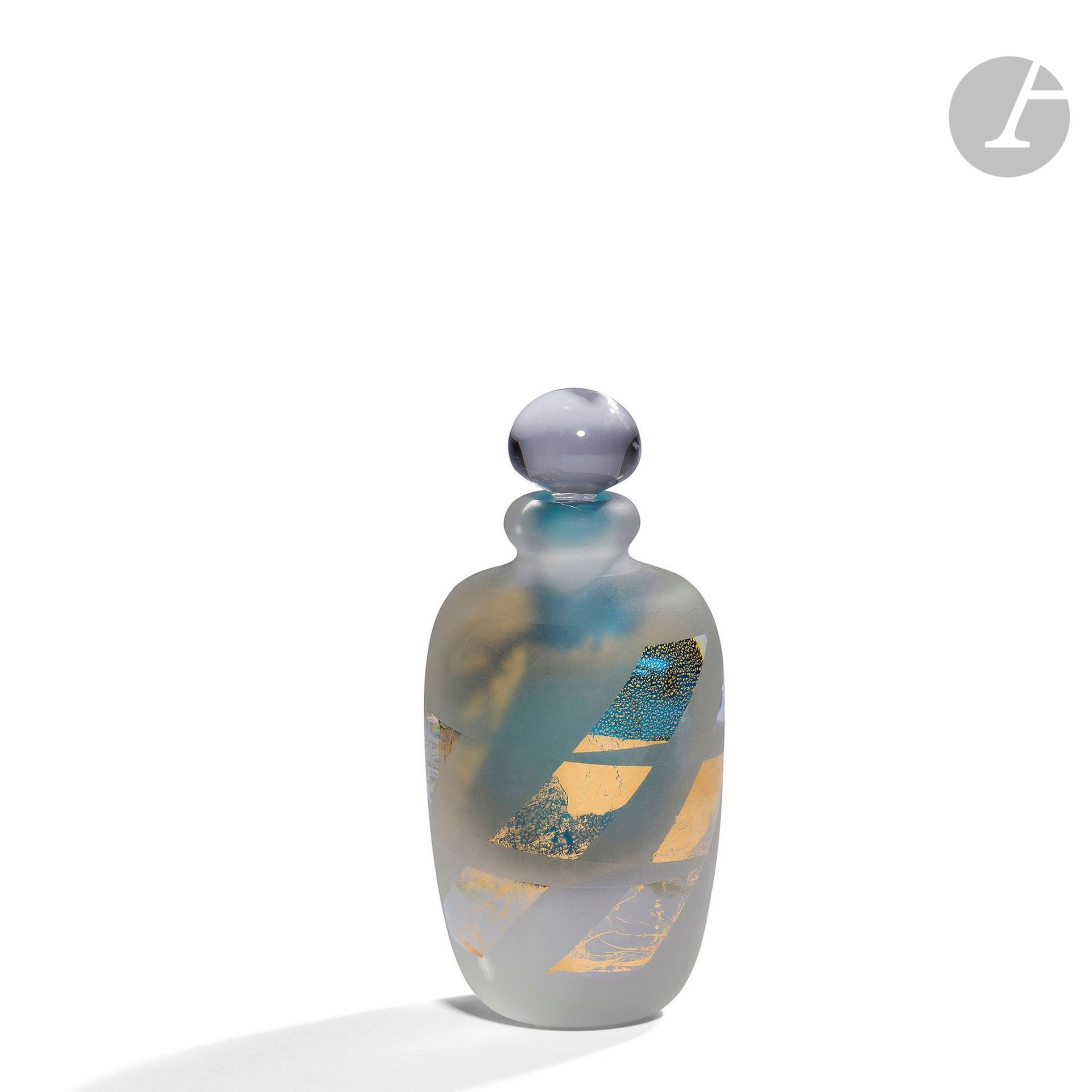 MAXENCE PAROT (France, born in 1976
)Blown glass bottle with blue and gold decoration, partially sandblasted in reserve, and its transparent ball cap. Signed and dated 1999 under the base.
H. 13 cm - D. 6 cm.

