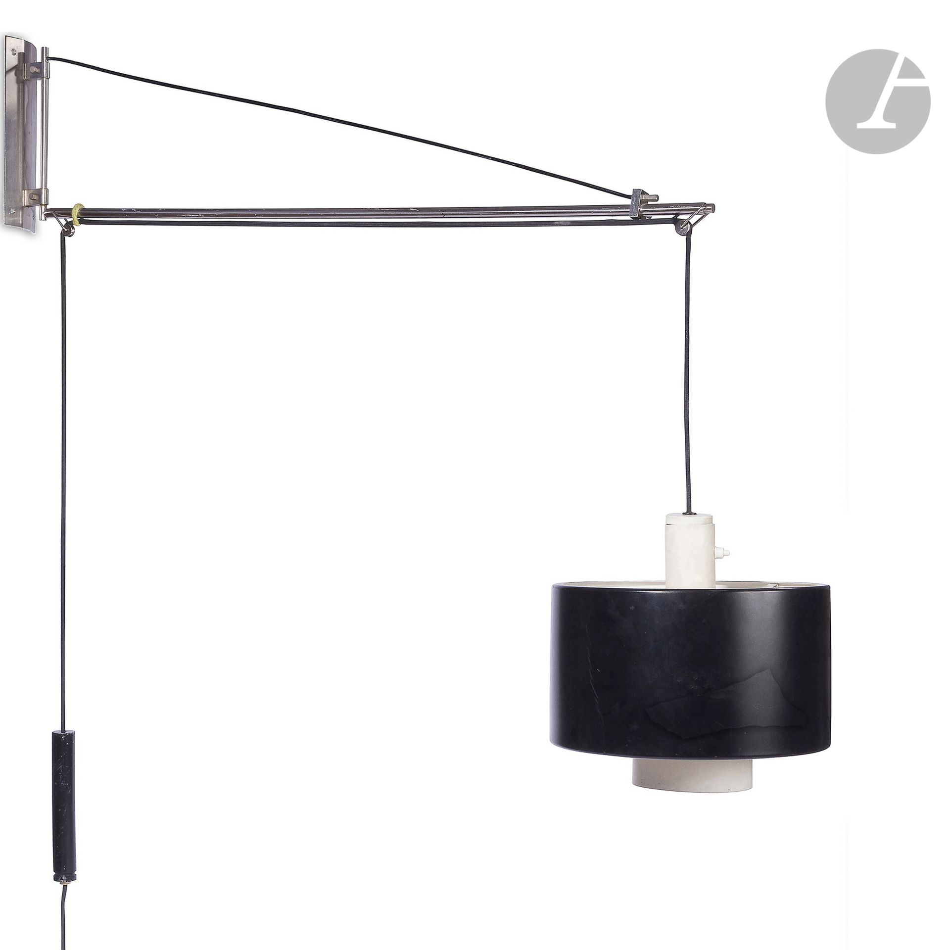 STILNOVO ÉDITEUR & GAETANO SCOLARI (1927-1994) CONCEPTEUR
2061, le modèle conçu vers [1958]
Importante applique orientable, réglable en hauteur et en longueur et à potence. La platine murale et le bras en métal ; le bras de tension et le contrepoids en métal laqué noir. L’abat-jour en tôle laquée ; blanc pour l’intérieur et son support, noir pour l’extérieur. Marquée STILNOVO Patent sur la platine. L. + ou – 120 cm