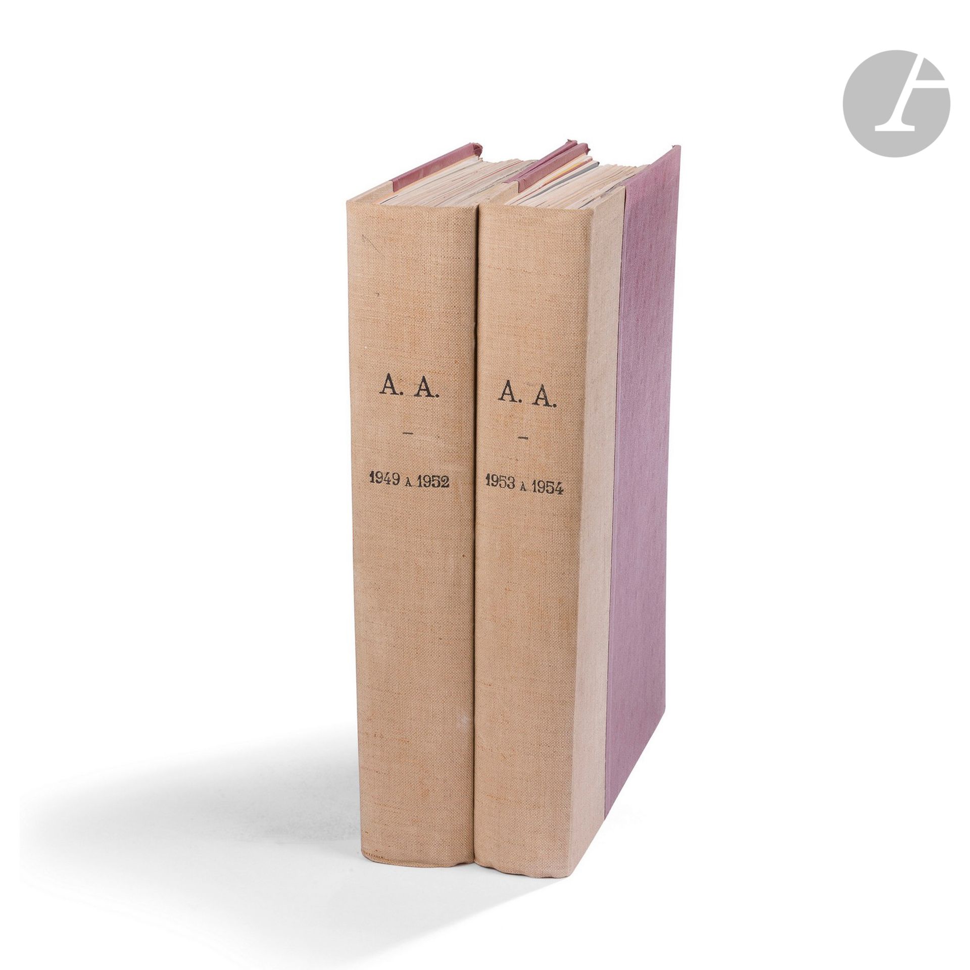 ART D’AUJOURD’HUI – 1949-1954 – SÉRIE DE 6 ANNÉES CONSÉCUTIVES RÉPARTIES DANS 2 VOLUMES – COLLECTION PIERRE VAGO (1910-2002)
Sous la direction d’André Bloc, Pierre Faucheux et Edgard Pillet. Boulogne-sur-Seine. Suite de 2 volumes reliés comprenant 6 années consécutives. 
- Le premier volume marqué 1949-1952 comprend : La 1ère série complète, du n°1 juin 1949 au n°10-11 mai-juin 1950 + n° spécial Art d’Aujourd’hui Photographies ; la 2ème série complète, du n°1 octobre 1950 au n°8 octobre 1951 et la 3ème série incomplète, du n°1 décembre 1951 au n°6 août 1952, le n°7/8 d’octobre 1952 étant manquant. 
- Le second volume marqué 1953 à 1954 comprend : La 4ème série complète, du n°1 janvier 1953 au n°8 décembre 1953 et la 5ème série complète, du n°1 février 1954 au n°8 Décembre 1954. 
Richement illustrées, les revues sont livrées avec des lithographies, sérigraphies et pochoirs hors-textes de Jean Dewasne, Sophie Taueber-Arp, Auguste Herbin, Alberto Magnelli, Fernand Léger, Victor Vasarely, Hans Hartung, etc. 
Bon état général, nerfs frottés. Format : 31 x 23 cm

Provenance :
Collection Pierre Vago (1910-2002) (Pierre Vágó, dit). Architecte, rédacteur en chef de L’Architecture d’Aujourd’hui de 1932 à 1947 puis président du Comité de rédaction de cette publication, membre de l’UAM, fondateur de l’Union Internationale des Architectes (U.I.A.) en 1948.