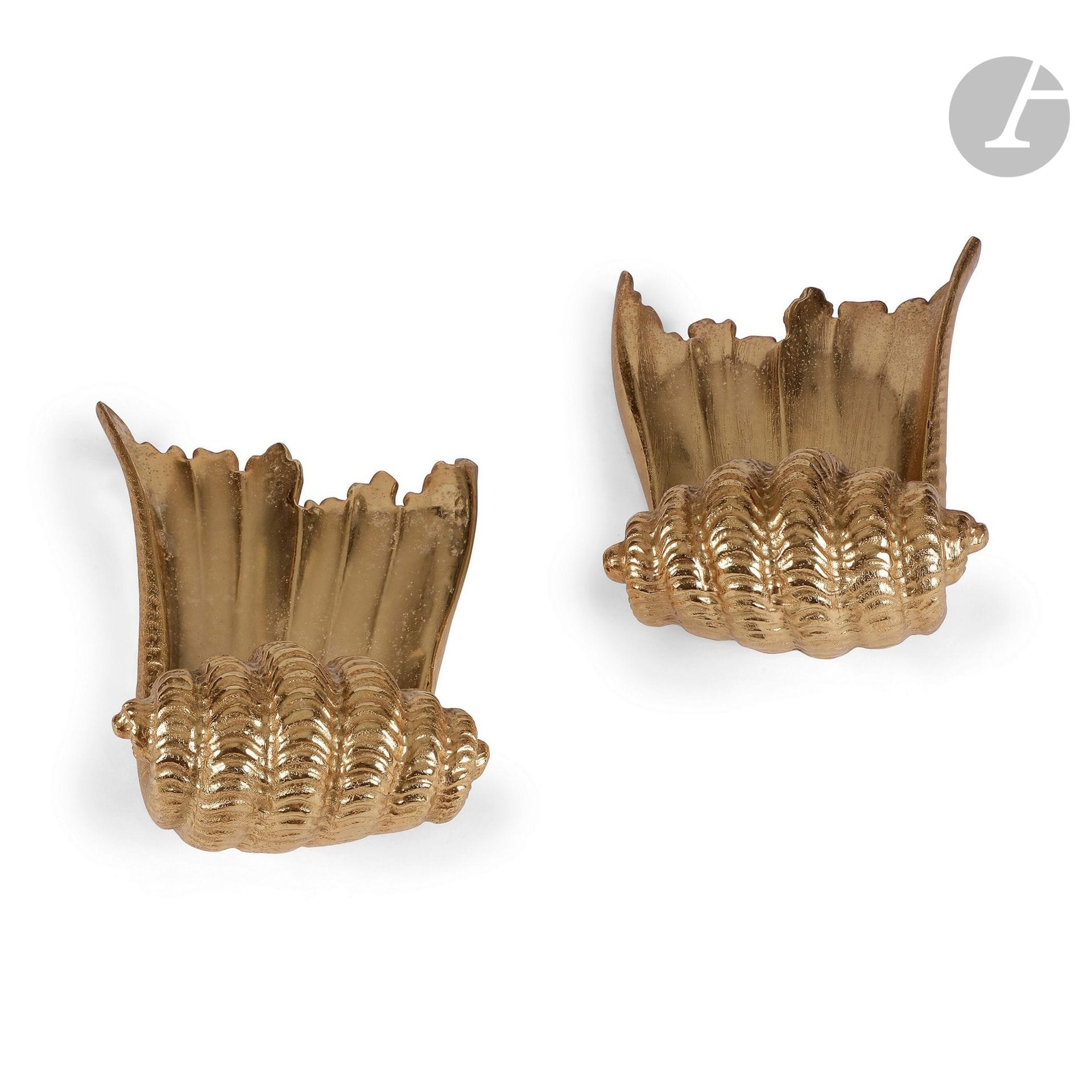 TRAVAIL DES ANNÉES 1950
Conques
Paire d’appliques. Épreuves en métal doré ; le système de réception des ampoules articulé permettant ainsi leur remplacement aisé. H. 26 cm