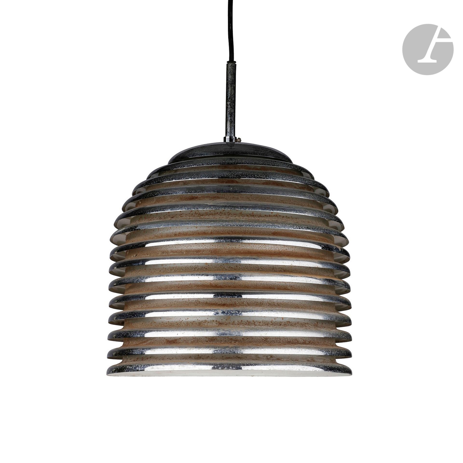 
KAZUO MOTOZAWA DESIGNER & STAFF LEUCHTEN ÉDITEUR



Saturno, la série initiée dans les années 1970



Suspension hémisphérique, en métal chromé sur la surface extérieure et laqué blanc sur la surface intérieure, éclairant par quatre sources de lumière. Piqûres au chrome et sauts épars à la laque. H. avec suspente : 80 cm – H. partie métallique seule : 30 cm - D. partie métallique seule : 40 cm
