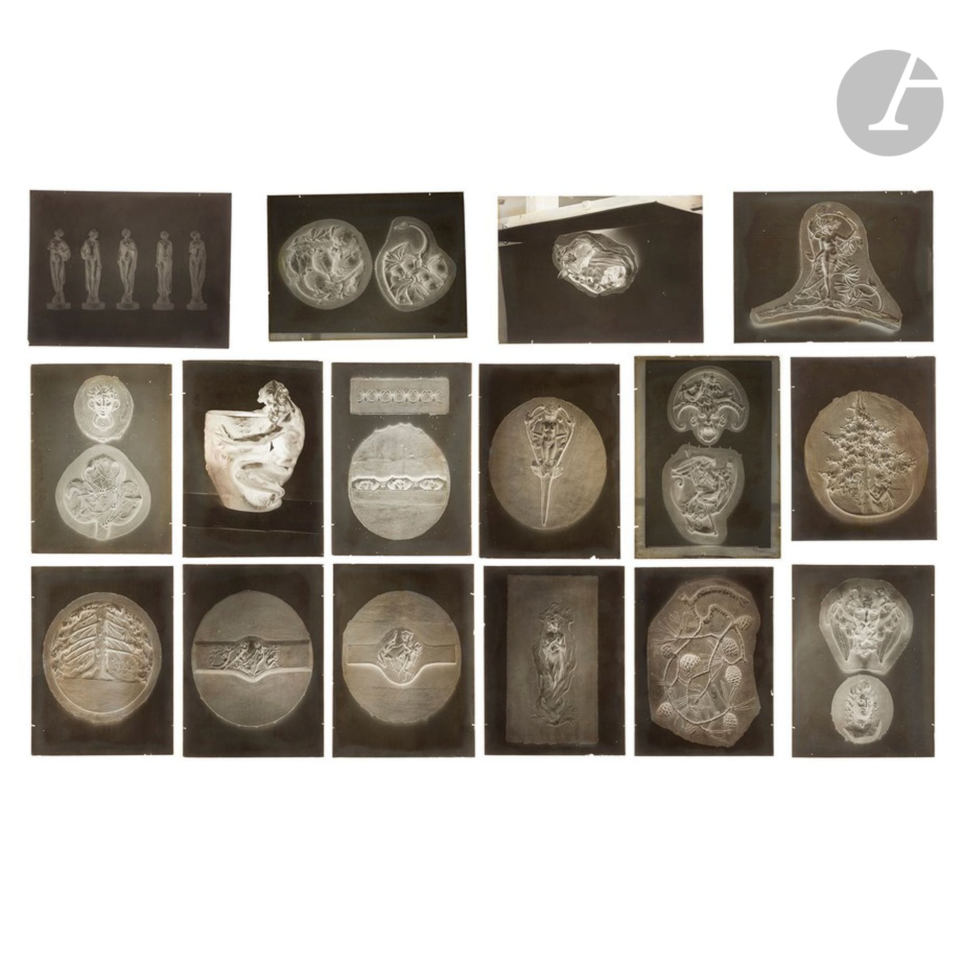 ARCHIVES RENÉ LALIQUE (1860-1945)
La Femme, le Corps féminin, les branchages, les dieux
Exceptionnel ensemble de 16 plaques sèches au gélatino-bromure d’argent (en négatif) formant prises de vues, réalisées à l’époque, de modélos en plâtre de broches, de pendentifs, de colliers, de bracelets, de boucles de ceinture, de pectoraux, de montures, etc. exécutés dans les ateliers de l’artiste. Vendues dans leur coffret d’origine (un petit manque sur un bord du carton). Circa 1900. Chaque plaque : 33 x 26,7 cm