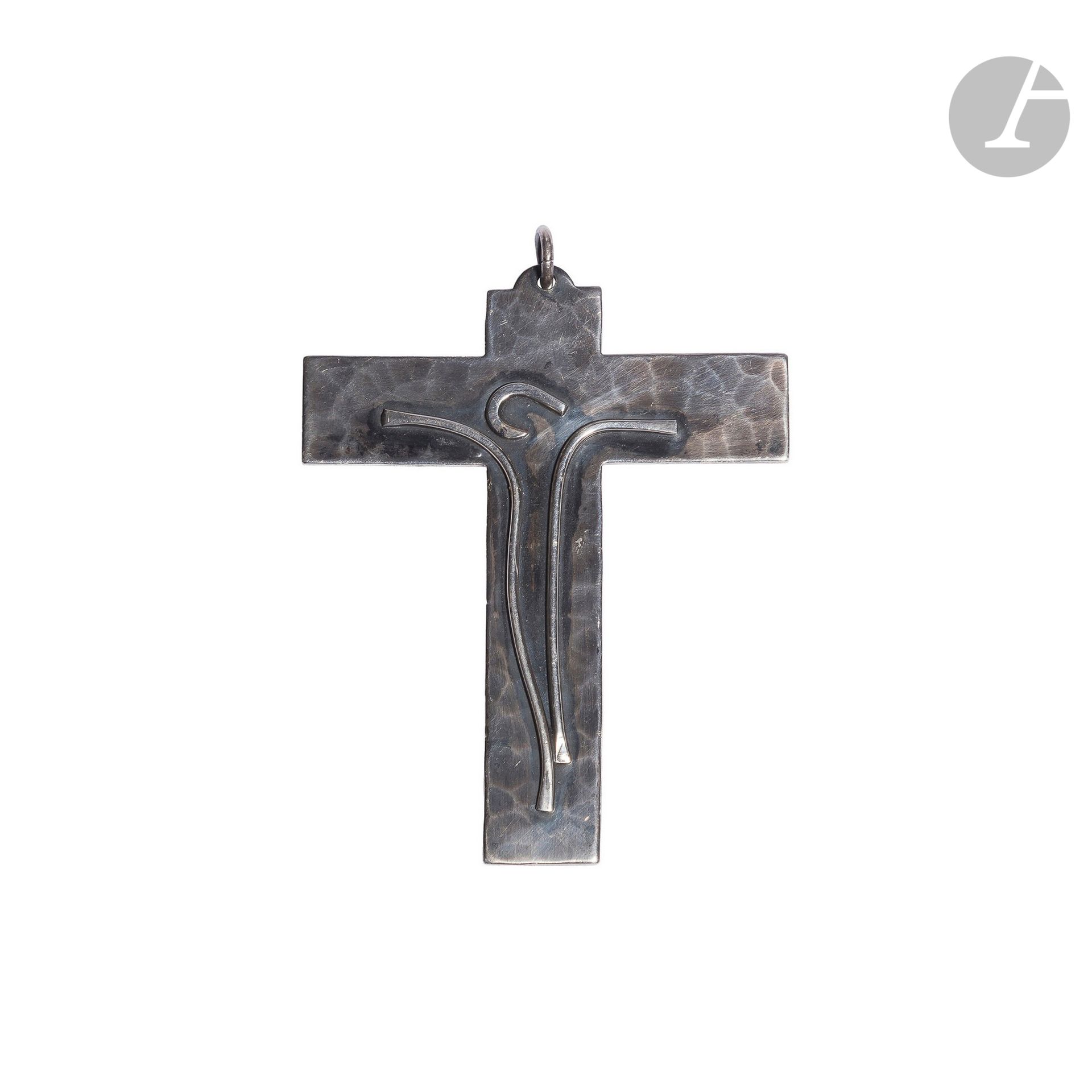 JEAN DESPRÉS (1889-1980
)CrucifixPendant
. Proof in silver plated metal, the obverse entirely hammered, the stylized Christ in application. Scattered oxidations and superficial scratches. Signed with the stamp Jean DESPRES and bears the inscription Lycée Pasteur 1969 on the reverse. H. 10,5 cm - L. 8,3 cm

