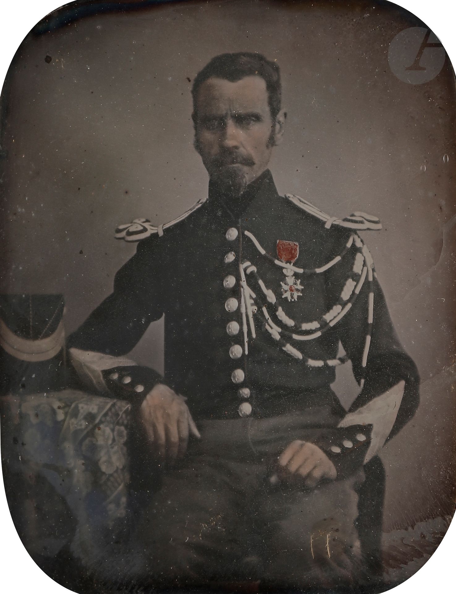 Daguerréotypiste non identifié 
Gendarme, c. 1850. 
Daguerréotype 1 / 4 de plaque, colorisé et rehaussé, dans son cadre d’époque. 
7,5 x 6 cm (à vue) 

Unidentified Daguerreotypist 
Gendarme, c. 1850. 
Daguerreotype, 1/4 plate, enhanced with colors, in its original frame. 
7.5 x 6 cm