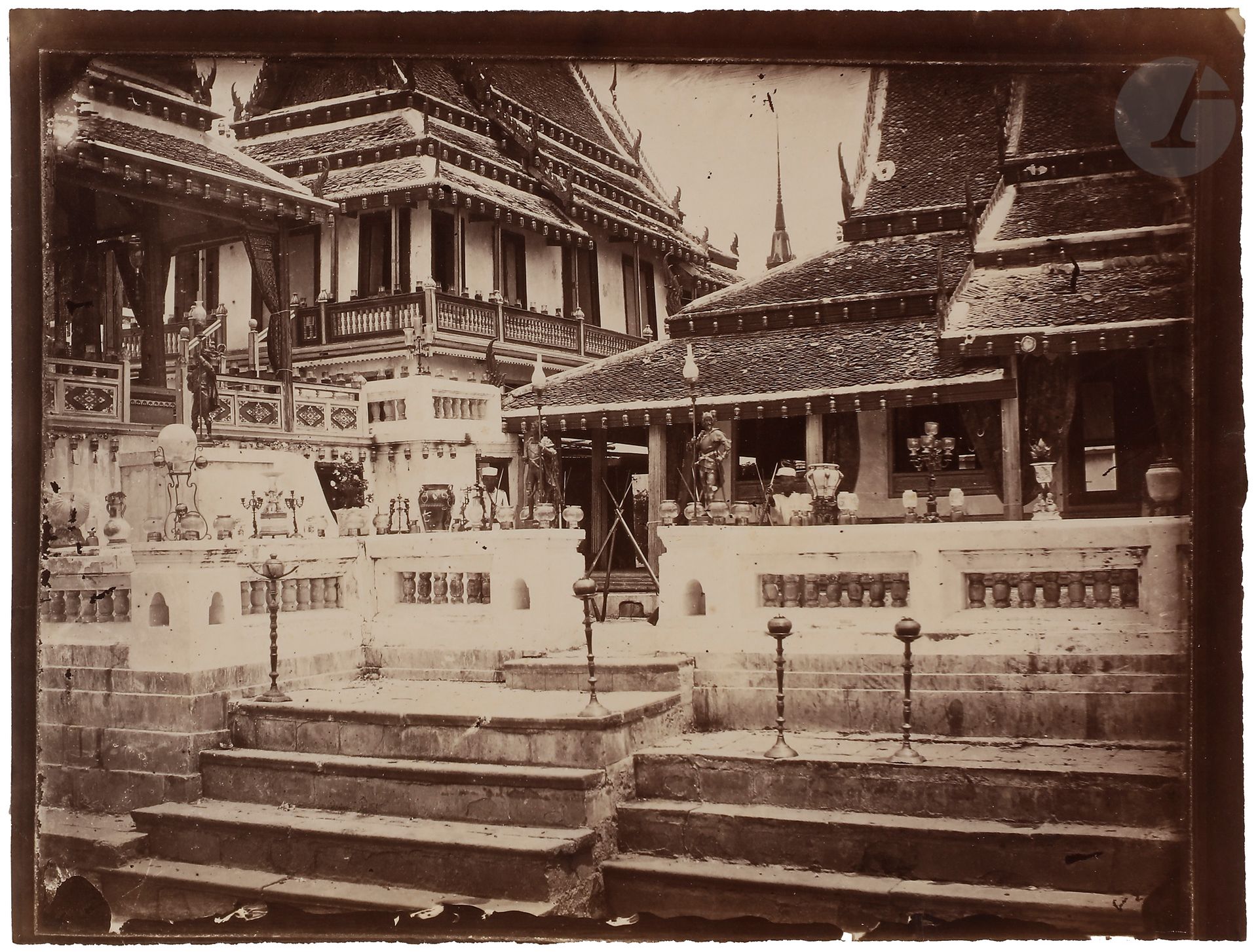 Émile Gsell (1838-1879) - Francis Chit (1830-1891)
Indochine. Siam, 1870. 
Saïgon, marché. Ruines d’Angkor Vat. Bangkok, Palais Royal. 
Trois (3) épreuves sur papier albuminé. Légendes manuscrites à la mine de plomb aux versos. 
Formats : de 22,5 x 16,5 à 24,5 x 30 cm

Émile Gsell (1838-1879) - Francis Chit (1830-1891)
Indochina. Siam, 1870. 
Saigon, market. Ruins of Angkor Wat. Bangkok, Royal Palace. 
Three albumen prints. Handwritten captions in pencil on verso. 
Dimensions : from 22,5 x 16,5 to 24,5 x 30 cm