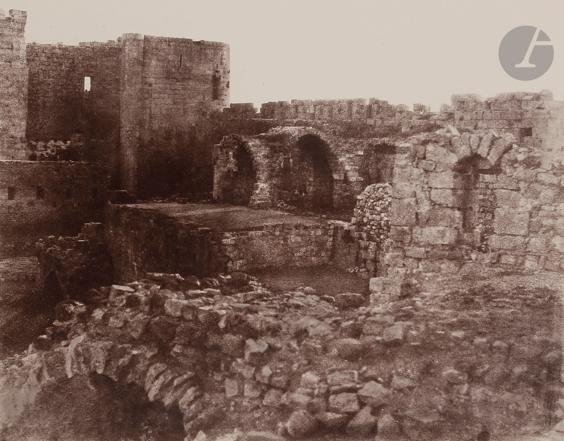 Louis de Clercq (1837-1901)
Syrie, c. 1859.
Kalaat-el-Hosn [Krak des Chevaliers]. Vue partielle du refuge ou 3ème enceinte.
Épreuve sur papier albuminé, d’après négatif papier, contrecollée sur carton. Légendes imprimées sur le montage en bas. 
21 x 26,3 cm

Bibliographie : 
Voyage en Orient : recueil photographique exécuté par Louis de Clercq, 1858-1859, s. l., s. d.

Louis de Clercq (1837-1901)
Syrie, c. 1859.
Kalaat-el-Hosn. Vue partielle du refuge ou 3ème enceinte.
Albumen print, from paper negative, mounted on cardboard. Caption printed on mount.
21 x 26.3 cm