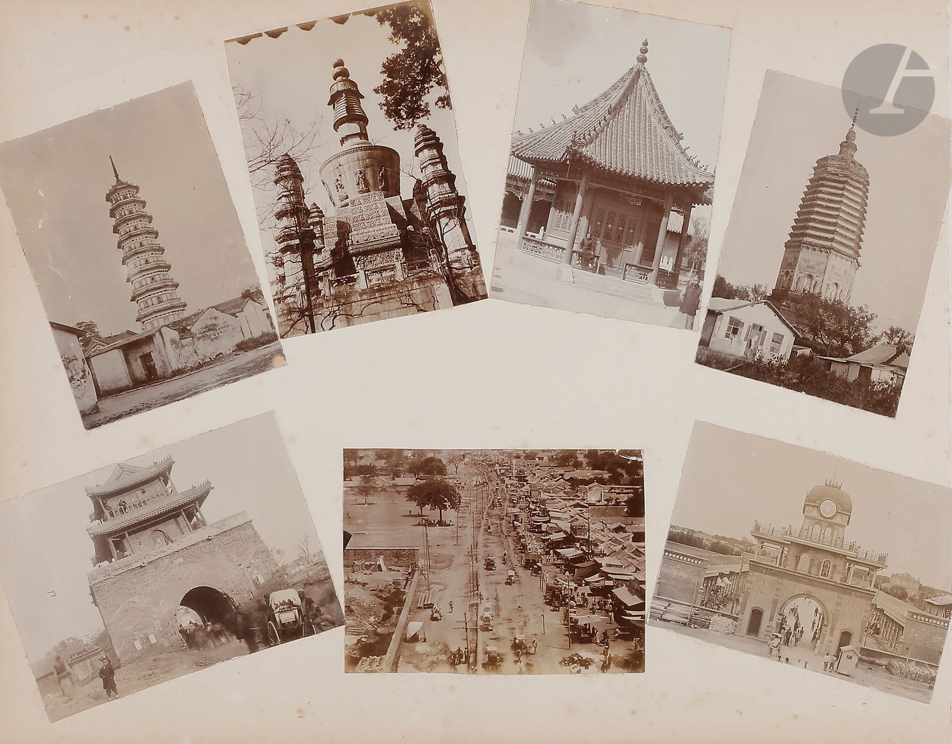 Photographe non identifié 
Chine, c. 1900-1905. 
Canton. Temple des Six Banians. Soldats occidentaux et chinois. Manoeuvres militaires. Prisonniers. Gymnastique et entraînements militaires. Pékin. Légation de France, dite caserne Voyron. Pont de la Ceinture de Jade. Temple de Confucius. Défilés. Temple de Lamas. Soldats indiens. Cathédrale de Xishiku. Exécution. Supplice du Lingchi. La Grande Muraille. Temples et pagodes. Portraits. Acteurs. 
Album in-4 oblong, à couverture laquée avec décor de dragon, composé de 242 épreuves sur papier citrate contrecollées sur cartons. 
Formats : de 10 x 7 à 23 x 19 cm

Unidentified photographer 
China, c. 1900-1905. 
Canton. Temple of the Six Banians. Western and Chinese soldiers. Military manoeuvres. Prisoners. Gymnastics and military training. Beijing. French Legation, known as Voyron Barracks. Jade Belt Bridge. Temple of Confucius. Parades. Temple of Lamas. Indian soldiers. Cathedral of Xishiku. Execution. Lingchi (Death by a thousand cuts). the Great Wall of China. Temples and pagodas. Portraits. Actors.  
4to oblong album, lacquered cover, composed of 242 citrate prints, mounted on cardboard. 
Dimensions : from 10 x 7 to 23 x 19 cm