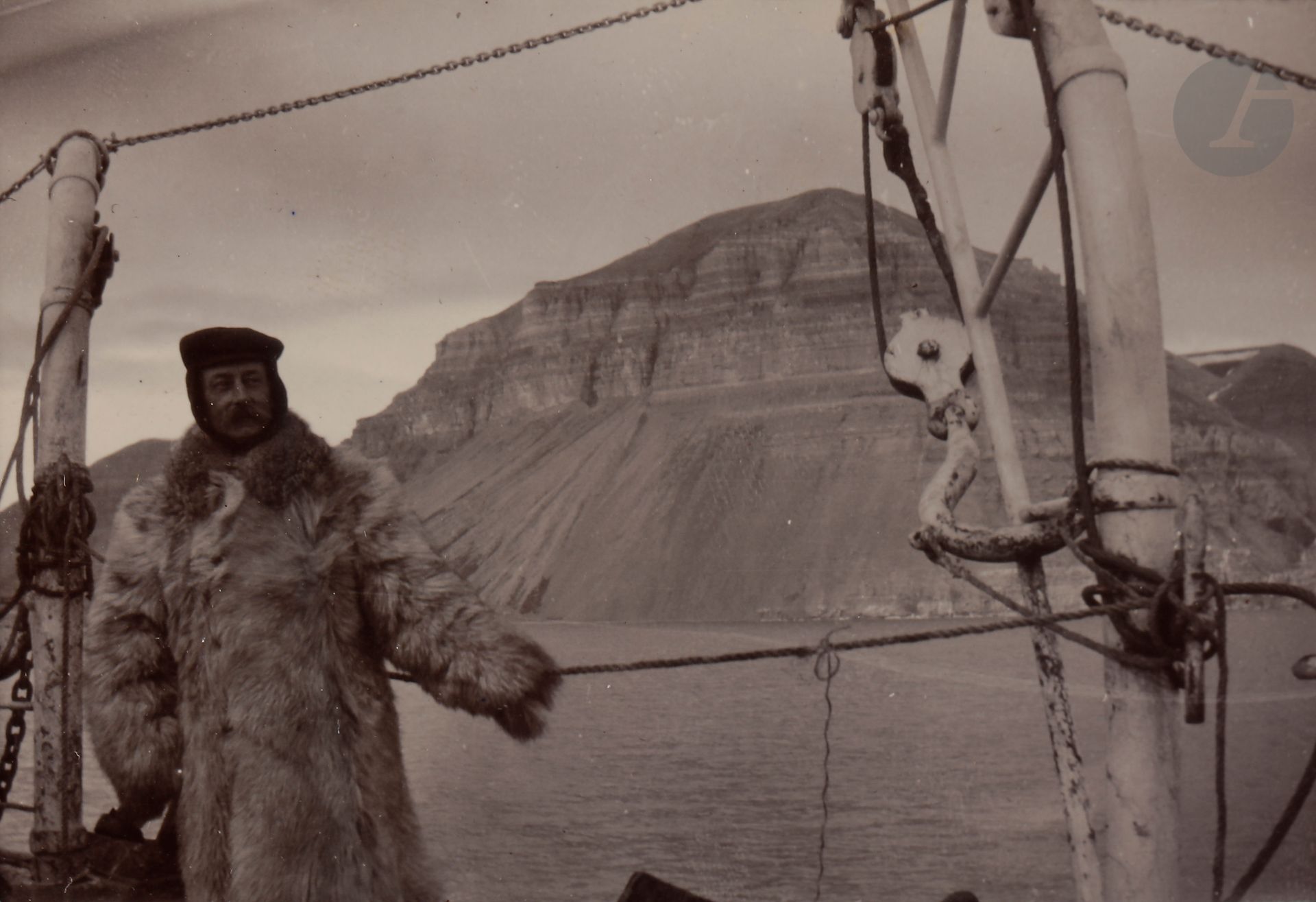 Photographe amateur
XXXIe croisière de la Revue Générale des Sciences.
Norvège, Spitzberg, Banquise. 8 juillet - 6 août 1906. 
Départ le 9 juillet sur l’Île-de-France. Côtes de Norvège. Fjords. Le colonel de Nadaillac et l’académicien René Bazin. Membres de la Croisière. Trondhjem. Glacier du Svartisen. Digermüllen. Raftsund. Lofoten. Lödingen. Tromsö. Lapons. Lyngenfjord. Icebergs. Baleiniers. Chasse à la baleine. Glacier des Renards. Bell-Sound. Glacier de l’Est. Icefjord. Advent Bay. Mineurs américains. Cap Thordsen. Skans Bay. Montagne du Temple et René Bazin en ours. Sassen Bay. Gibiers. Île des Danois. Campement de la Wellman Chicago Record-Herald Polar Expedition. Traîneau. L’aéronaute Hervieu et l’explorateur Walter Wellman. Red Bay. Sépultures de naufragés. Île d’Amsterdam. Échouage et remorquage. Le Fridtjof, baleinier de Wellman. Tromsdal. Retour à Bergen. 
Deux (2) albums petits in-4 oblongs composés de 97 et 101 épreuves sur papier citrate insérées dans les pages d’albums. Légendes manuscrites à l’encre sur les montages. Listes des touristes (dont René Bazin et la Princesse Alexandrine Cantacuzène de Bucarest, diplomate et féministe roumaine) et carte de la croisière. 
Formats des épreuves : 7 x 9 cm 

Amateur photographer
XXXIe croisière de la Revue Générale des Sciences.
Norway, Spitzbergen, Ice floe. 8 July - 6 August 1906. 
Departure on July 9 on the Île-de-France. Coasts of Norway. Fjords. Colonel de Nadaillac and the academician René Bazin. Members of the cruise. Trondhjem. Svartisen glacier. Digermüllen. Raftsund. Lofoten. Lödingen. Tromsö. Lapland. Lyngenfjord. Icebergs. Whalers. Whale hunting. Fox Glacier. Bell-Sound. Eastern Glacier. Icefjord. Advent Bay. American Miners. Cape Thordsen. Skans Bay. Temple Mountain and René Bazin in bear. Sassen Bay. Dane Island. Wellman Chicago Record-Herald Polar Expedition camp. Sled. Aeronaut Hervieu and explorer Walter Wellman. Red Bay. Graves of shipwrecked men. Amsterdam Island. Grounding and towing. Wellman's whaler Fridtjof. Tromsdal. Return to Bergen. 
Two small 4to oblong albums, composed of 97 and 101 prints on citrate paper, inserted in the album pages. Captions in ink on the mounts. Lists of tourists (including René Bazin and Princess Alexandrine Cantacuzène of Bucharest, Romanian diplomat and feminist) and map of the cruise. 
Dimensions of the prints: 7 x 9 cm