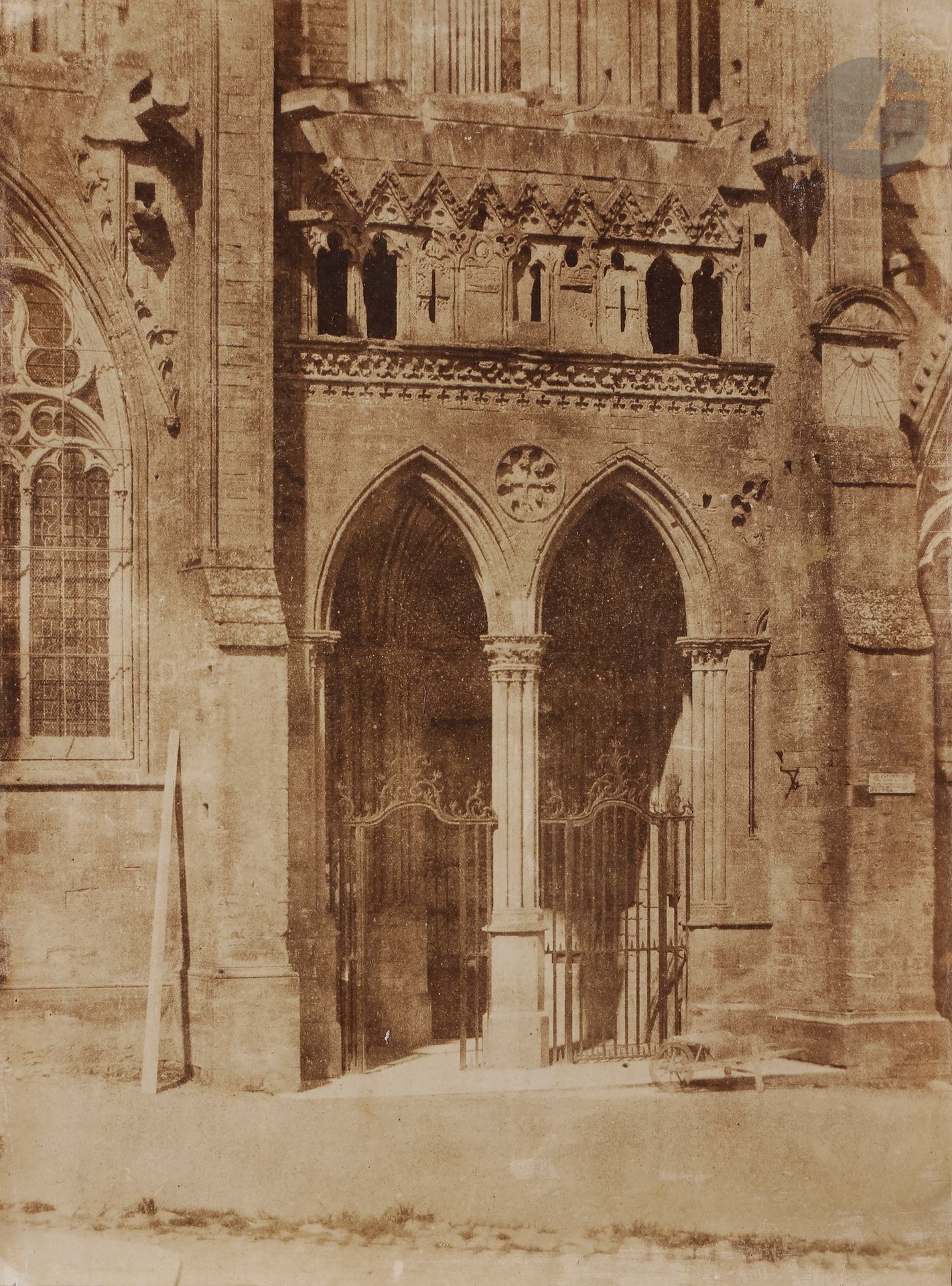 Ferdinand Tillard (1819-1884)
Bayeux (Calvados), c. 1855.
Portail sud, cathédrale Notre-Dame. 
Épreuve sur papier salé verni, d’après négatif papier.
30 x 22,3 cm

 Une épreuve similaire est conservée dans les collections de la Médiathèque de l’Architecture et du Patrimoine à Charenton-le-Pont.

Ferdinand Tillard (1819-1884)
Bayeux (Calvados), c. 1855.
South portal, Notre-Dame cathedral. 
Varnished salt print, from paper negative.
30 x 22.3 cm