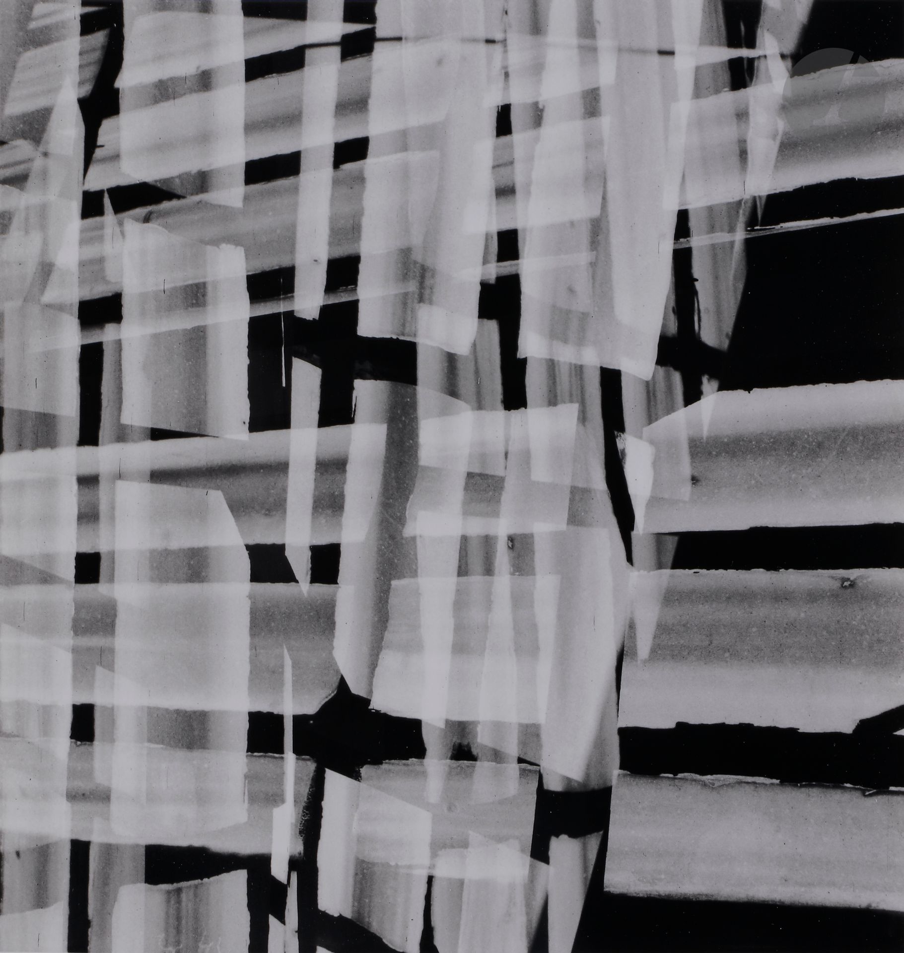 *Geraldo de Barros (1923-1998)
Sans titre [Série Fotoformas], 1951.
Épreuve argentique (2000). Tampons « Geraldo de Barros - tirage moderne - La Chambre Claire, Neuchâtel - certifié par Fabiana de Barros » et « Épreuve d’artiste », annotations manuscrites et initiales de Fabiana de Barros au verso.
Image : 29,8 x 28,5 cm
Feuille : 40,2 x 30,3 cm

Bibliographie : 
Reinhold Misselbeck, Geraldo de Barros : Fotoformas, Munich, Prestel, 1999.

Geraldo de Barros (1923-1998)
Untitled [Fotoformas serie], 1951.
Gelatin silver print (2000). Stamps "Geraldo de Barros - tirage moderne - La Chambre Claire, Neuchâtel - certifié par Fabiana de Barros" and "Épreuve d'artiste", annotations and initials of Fabiana de Barros on verso.
Image : 29.8 x 28.5 cm
Paper : 40.2 x 30.3 cm