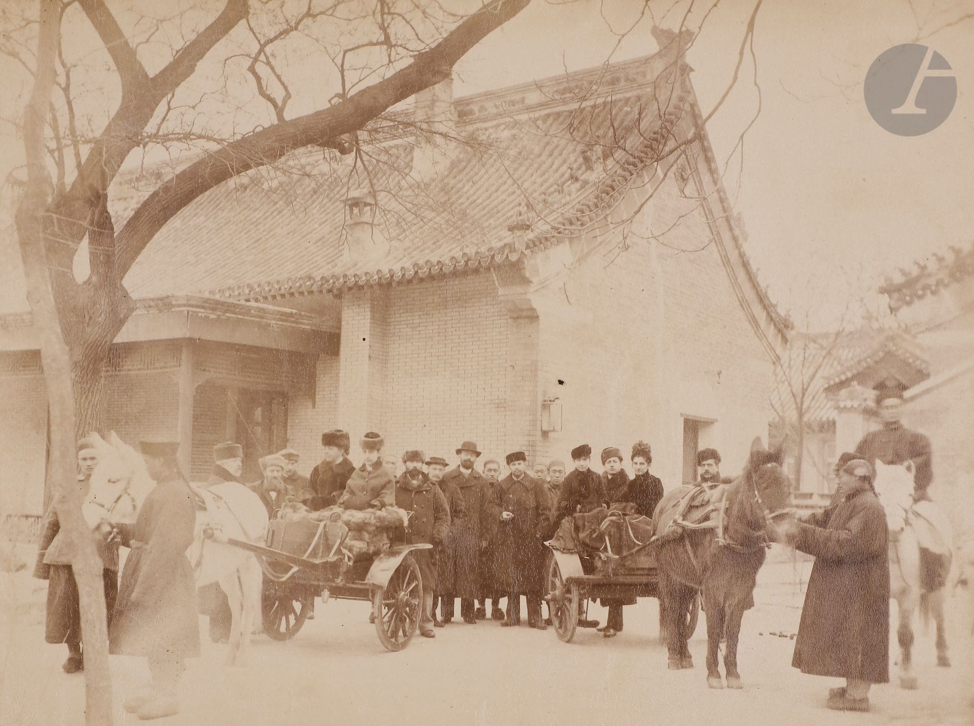 Photographe non identifié
Vues de la légation de France à Pékin.
M. Constans, ministre de France, arrivé à Pékin avec Madame Constans en septembre 1886 et reparti en septembre 1887 pour le Japon et le Tonkin.
Chine. Japon. Indochine. Tonkin, 1886-1887.
Voitures de la légation de France à Pékin avec le ministre et madame Constans. Pavillon de la légation et marchands de bibelots chinois. Salons et entrée de la légation. Pavillon des étrangers. Cour des abeilles. Cabinet du ministre. Quartier de Cholon à Saïgon. Fille du roi Norodon. Types d’Aden (?). Types de pêcheurs. Statue du bouddha de Kamakura.
Album in-folio en demi-percaline rouge, composé de 24 épreuves sur papier albuminé, contrecollées sur cartons. Légendes à l’encre sur les montages.
Formats : de 18 x 24 à 21 x 27 cm

Unidentified photographer
Vues de la légation de France à Pékin.
M. Constans, ministre de France, arrivé à Pékin avec Madame Constans en septembre 1886 et repartis en septembre 1887 pour le Japon et le Tonkin. 
China. Japan. Indochina. Tonkin, c. 1886-1887.
Legation's pavilion and Chinese merchants. Salons and entrance of the legation. Foreigners' pavilion. Cour des abeilles. Minister's office. Cholon district in Saigon. Daughter of King Norodon. Types of Aden (?). Fishermen. Statue of the Buddha of Kamakura.
Folio album, composed of 24 albumen prints, mounted on cardboard. Captions in ink on mount.
Dimensions : from 18 x 24 to 21 x 27 cm