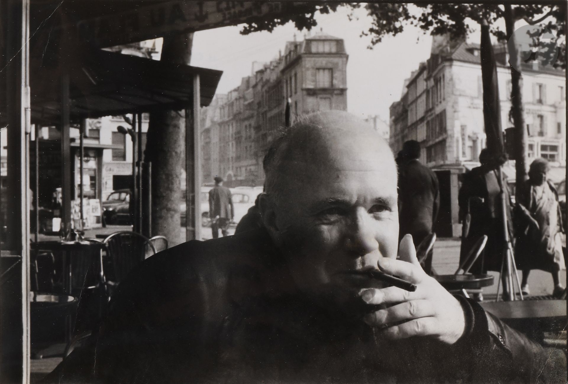 *Henri Cartier-Bresson (1908-2004)
Jean Genet, 1963.
Épreuve argentique d’époque. Tampon « H. Cartier-Bresson » et indications de recadrage au verso.
12 x 17,7 cm

Henri Cartier-Bresson (1908-2004)
Jean Genet, 1963.
Vintage gelatin silver print. Stamp "H. Cartier-Bresson" and crop marks on verso.
12 x 17.7 cm