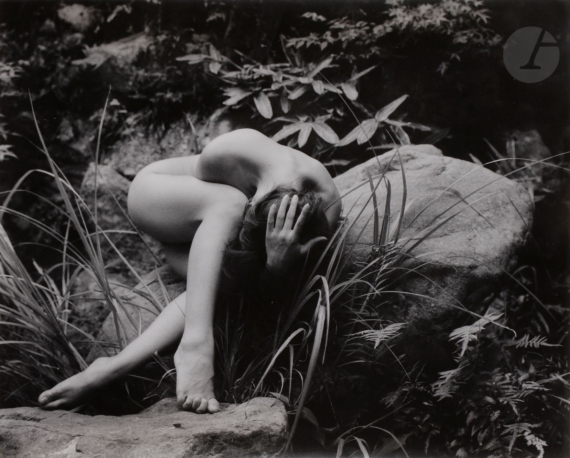 *Yoshiyuki Iwase (1904-2001)
Sans titre [femme recroquevillée], 1955.
Épreuve argentique d’époque. Tampon du photographe à l’encre rouge au verso. 
35,4 x 43 cm

Yoshiyuki Iwase (1904-2001)
Untitled [huddled woman], 1955.
Vintage gelatin silver print. Photographer's stamp in red ink on verso. 
35.4 x 43 cm