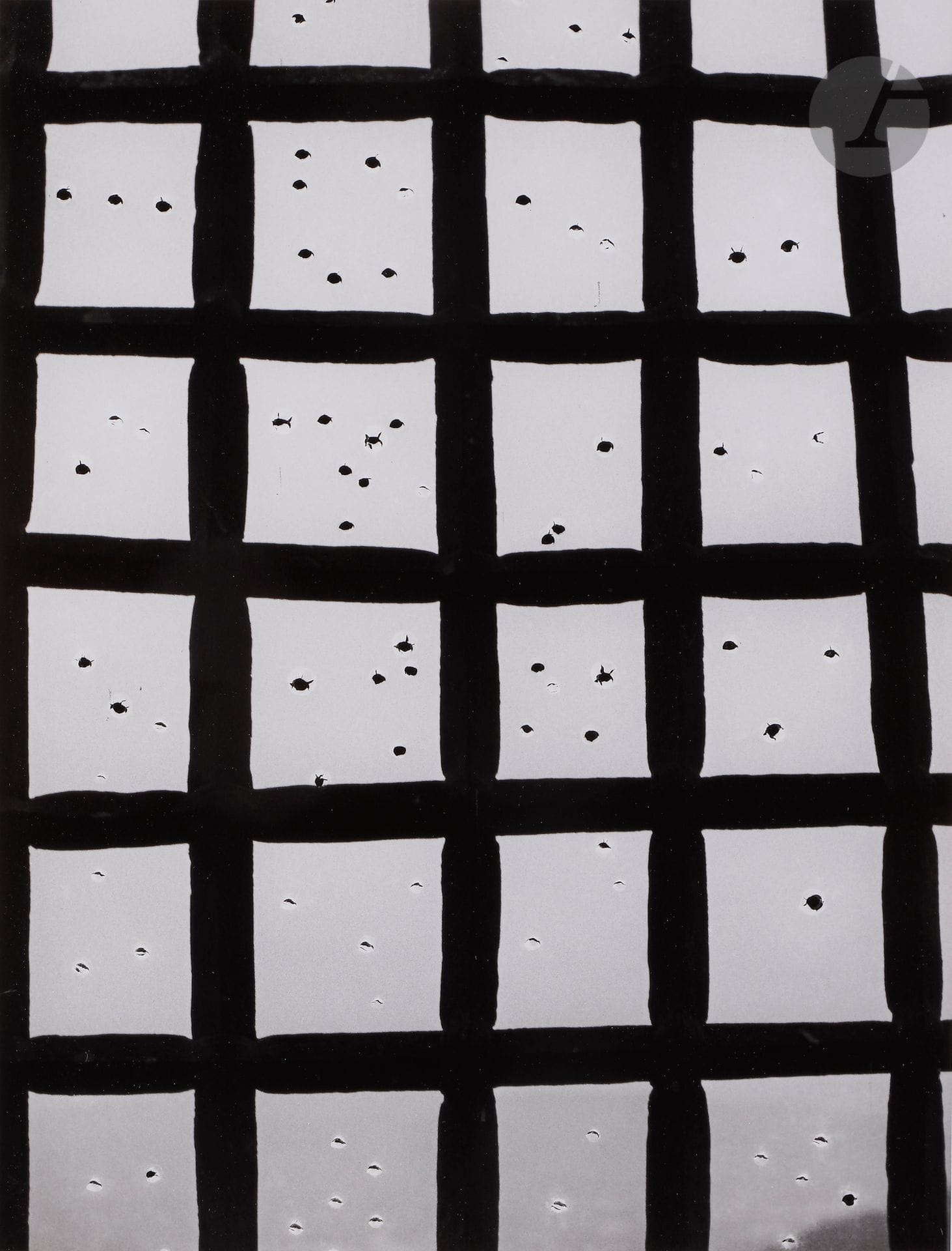 *Geraldo de Barros (1923-1998)
Sans titre [Série Fotoformas], 1951.
Épreuve argentique (2000). Tampons « Geraldo de Barros - tirage moderne - La Chambre Claire, Neuchâtel - certifié par Fabiana de Barros » et « Épreuve d’artiste », annotations manuscrites et initiales de Fabiana de Barros au verso.
Image : 37,4 x 28,5 cm
Feuille : 40,1 x 30,4 cm

Bibliographie : 
Reinhold Misselbeck, Geraldo de Barros : Fotoformas, Munich, Prestel, 1999.

Geraldo de Barros (1923-1998)
Untitled [Fotoformas serie], 1951.
Gelatin silver print (2000). Stamps "Geraldo de Barros - tirage moderne - La Chambre Claire, Neuchâtel - certifié par Fabiana de Barros" and "Épreuve d'artiste", annotations and initials of Fabiana de Barros on verso.
Image : 37.4 x 28.5 cm
Paper : 40.1 x 30.4 cm