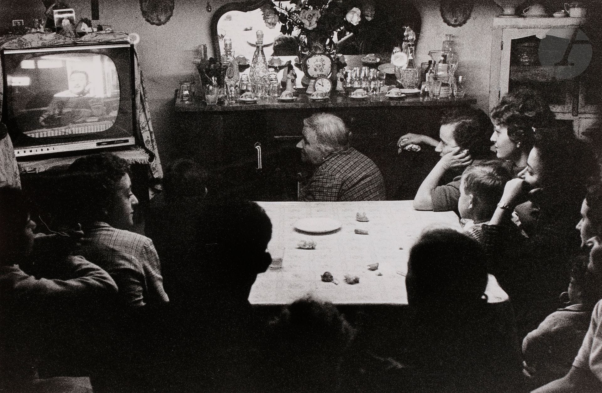 *Enzo Sellerio (1924-2012)
Palermo, 1960.
Épreuve argentique (tirage d’exposition,
c. 1990), signée avec le tampon « © Enzo Sellerio » au verso. 
Image : 29,8 x 45,8 cm
Feuille : 36 x 50,5 cm

Enzo Sellerio (1924-2012)
Palermo, 1960.
Gelatin silver print (exhibition print, c. 1990), signed and stamped "© Enzo Sellerio" on verso.
Image: 29,8 x 45,8 cm
Paper: 36 x 50,5 cm