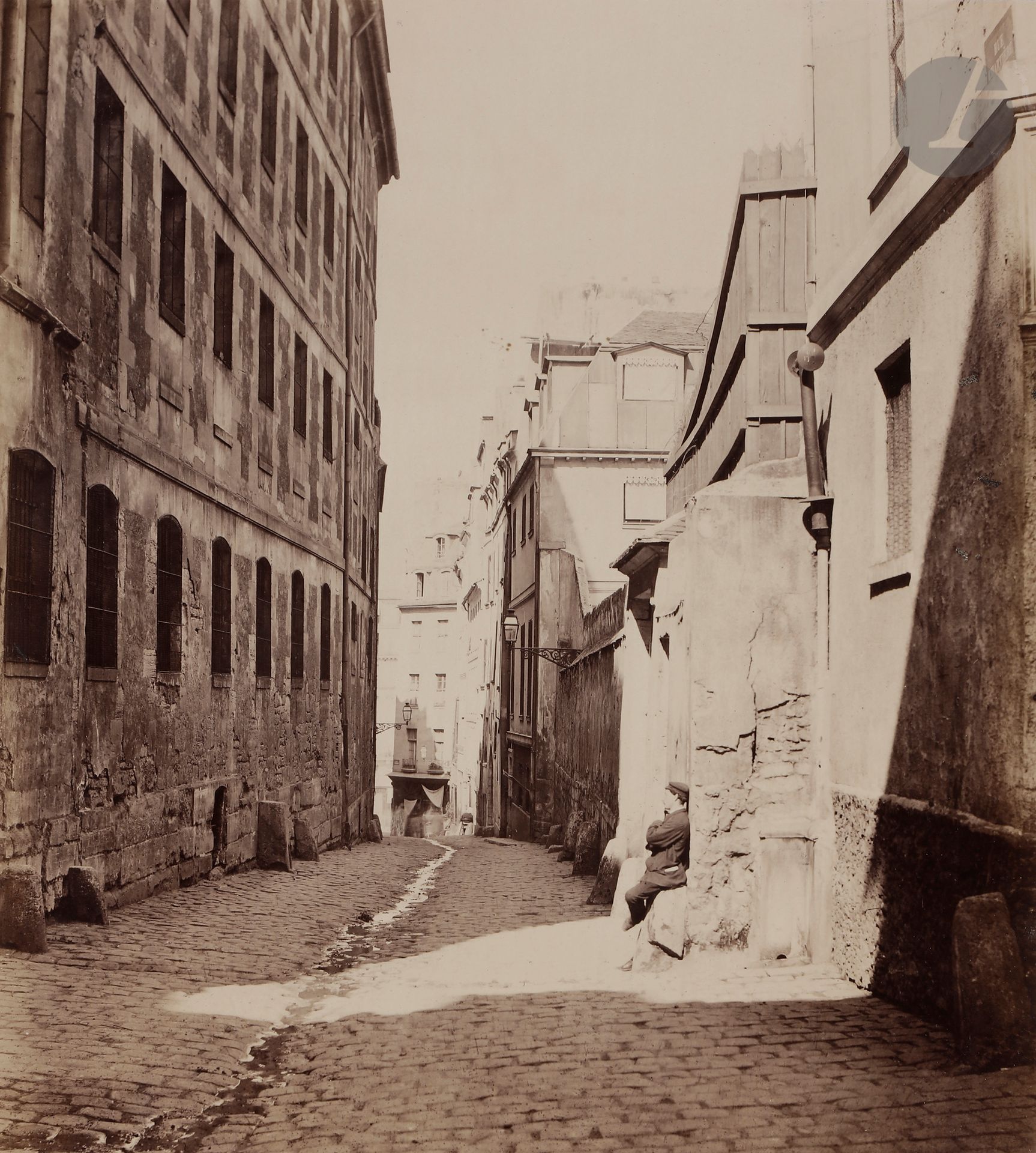 Charles Marville (1813-1879) 
Paris, c. 1865-1868. 
Rue Charretière de la rue de Reims. 
Épreuve sur papier albuminé, contrecollée sur carton. Légende manuscrite sur étiquette collée sur le montage. 
30 x 27 cm 

Charles Marville (1813-1879) 
Paris, c. 1865-1868. 
Rue Charretière de la rue de Reims. 
Albumen print, mounted on cardboard. Handwritten caption on a label. 
30 x 27 cm