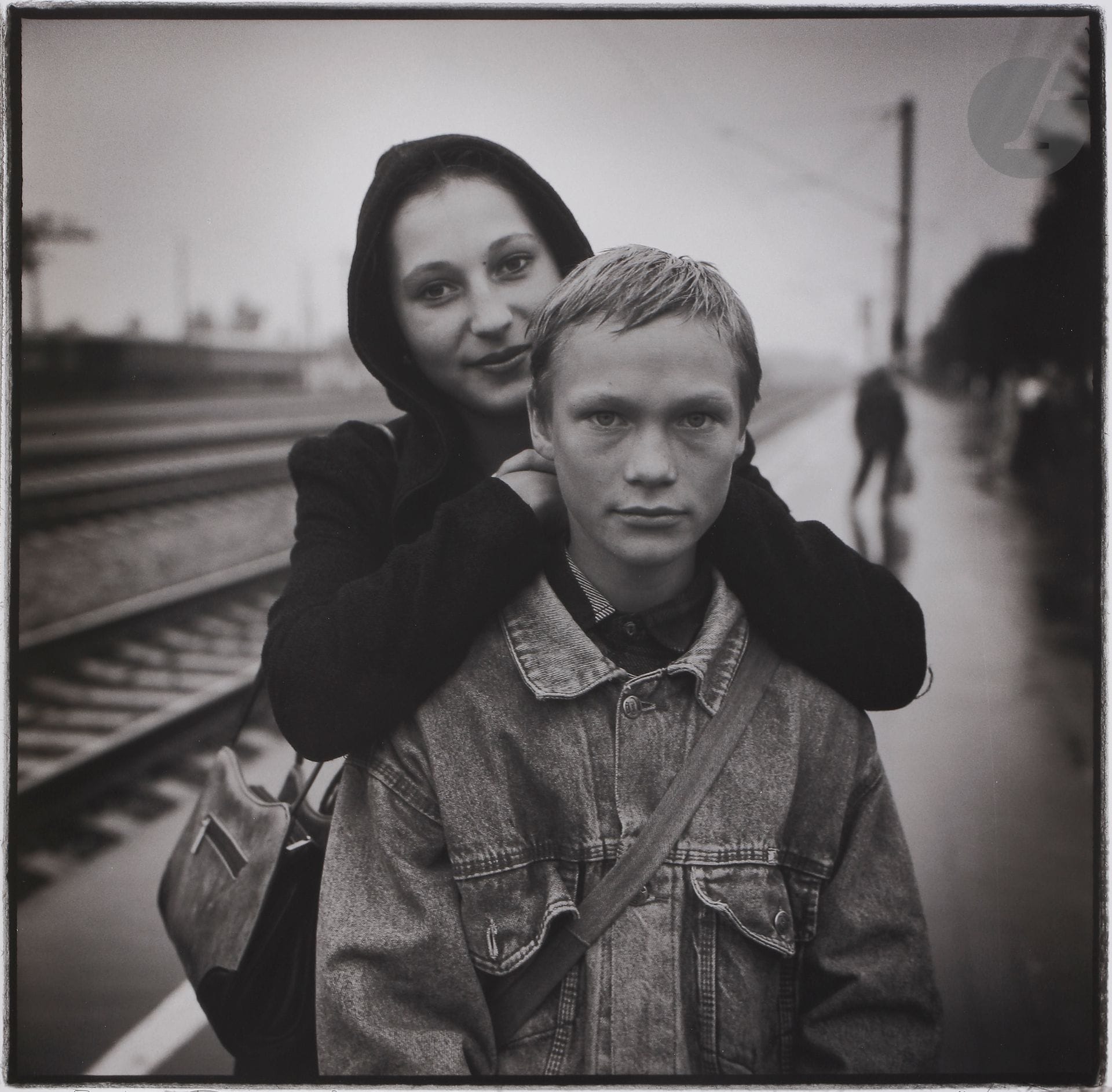 *Oleg Videnin (1963)
Plateforme. Région de Bryansk, 2005.
Épreuve argentique (2011), signée au crayon, titrée, datée et numérotée à 12 exemplaires dans la marge inférieure. Tampon du photographe, titre, date, numérotation et signature au crayon au verso. 
Image : 45 x 46 cm
Feuille : 48,2 x 48,1 cm

Oleg Videnin (1963)
Platform. Bryansk Region, 2005.
Gelatin silver print (2011), signed, titled, dated and numebered in pencil in the lower margin. Photographer's stamp, title, date, edition and signature in pencil on verso. Edition of 12. 
Image: 45 x 46 cm
Paper: 48.2 x 48.1 cm