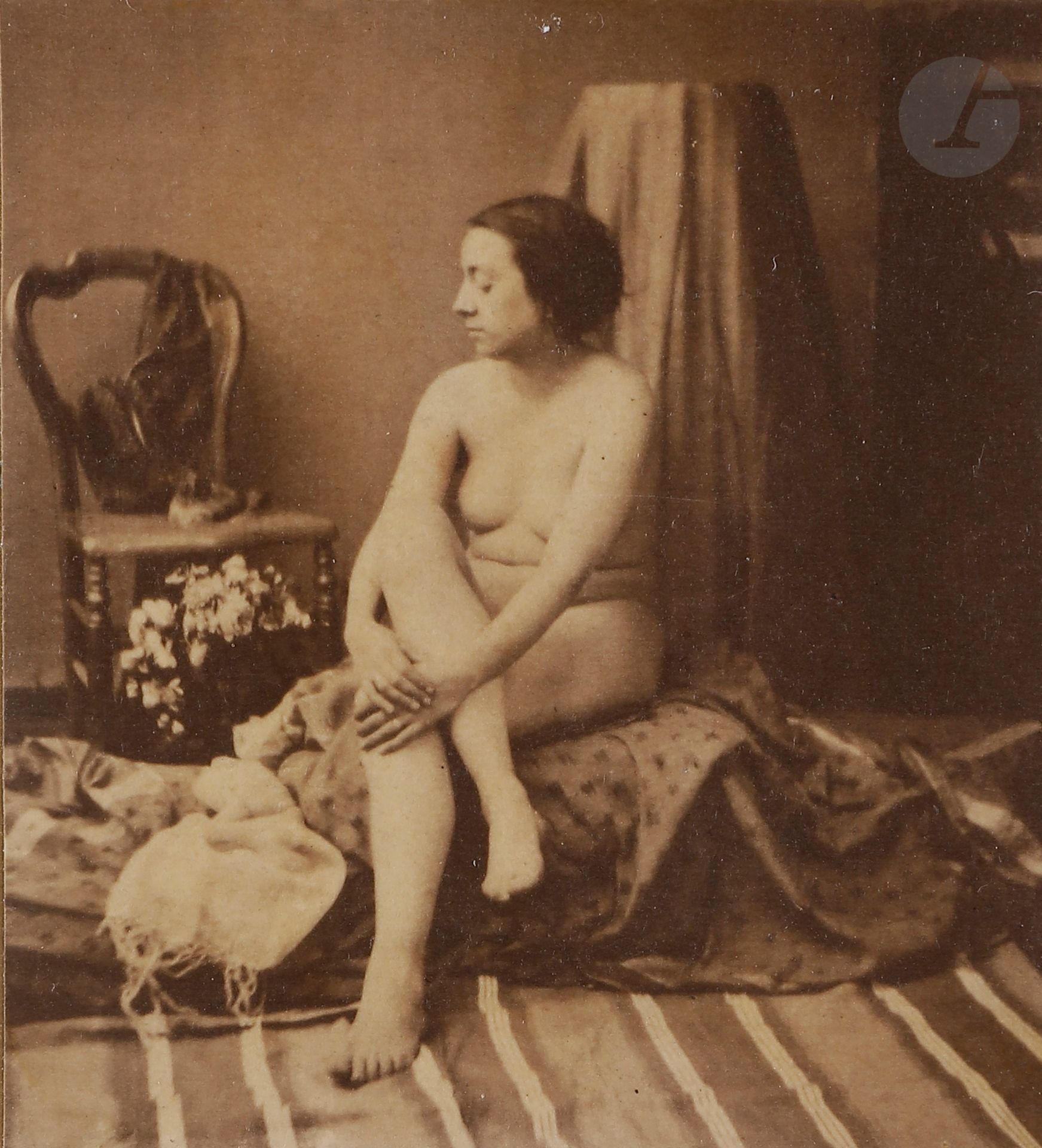 Louis Camille d’Olivier (1827-1870)
Nus féminins aux drapés, c. 1860. 
Deux épreuves sur papier albuminé, contrecollées sur cartons au format carte de visite. 
7 x 6,2 et 7 x 5,7 cm

Louis Camille d'Olivier (1827-1870)
Nudes in drapery, c. 1860. 
Two albumen prints in carte de visite dimensions. 
7 x 6.2 and 7 x 5.7 cm