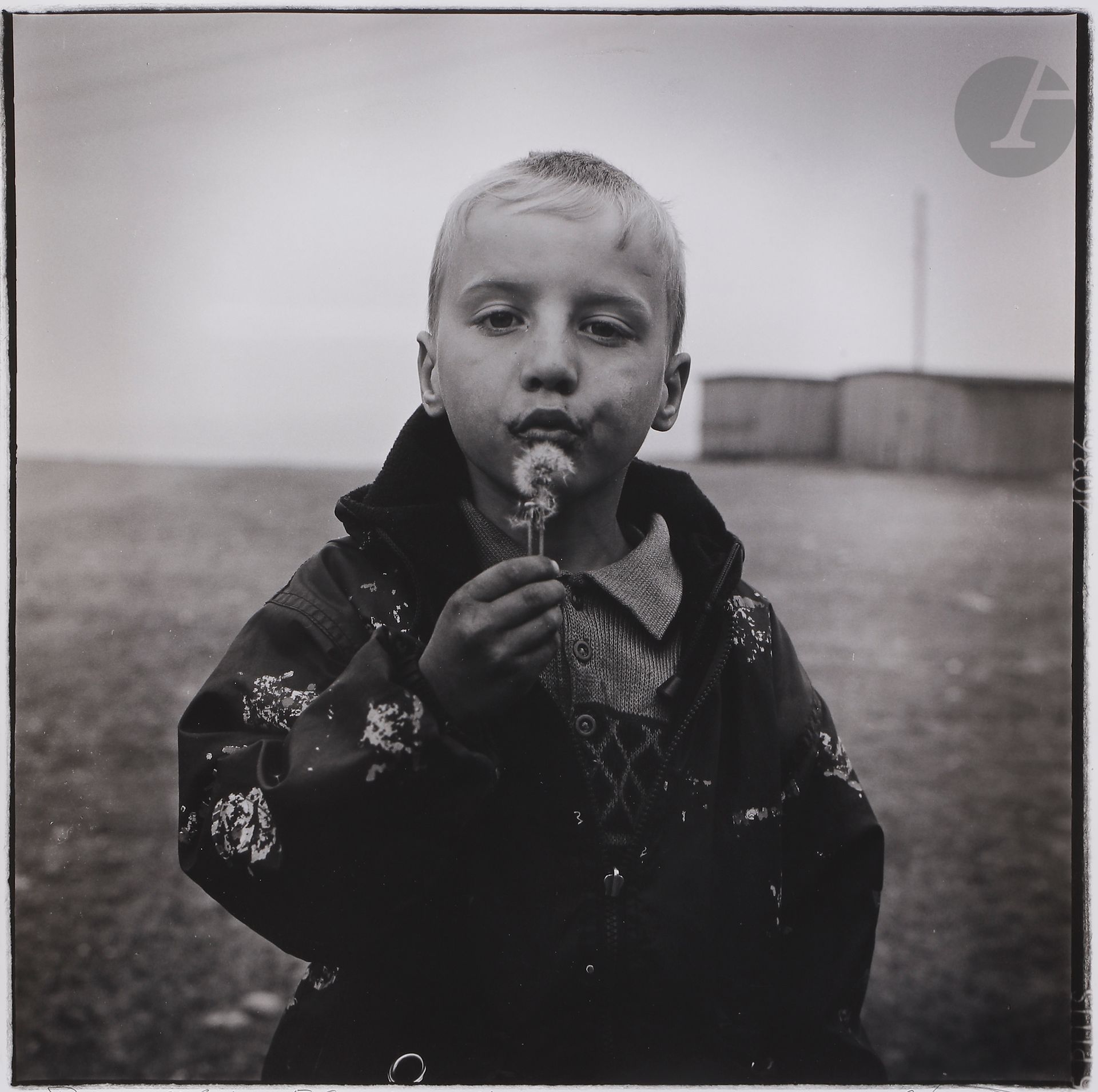 *Oleg Videnin (1963)
Denis et le pissenlit. Baikal, 2004. 
Épreuve argentique (2011), signée au crayon, titrée, datée et numérotée à 12 exemplaires dans la marge inférieure. Tampon du photographe, titre, date, numérotation et signature au crayon au verso. 
Image : 45 x 46 cm
Feuille : 49,7 x 50,5 cm

Oleg Videnin (1963)
Denis and a dandelion. Baikal, 2004. 
Gelatin silver print (2011), signed, titled, dated and numebered in pencil in the lower margin. Photographer's stamp, title, date, edition and signature in pencil on verso. Edition of 12. 
Image: 45 x 45 cm
Paper: 49.7 x 50.5 cm