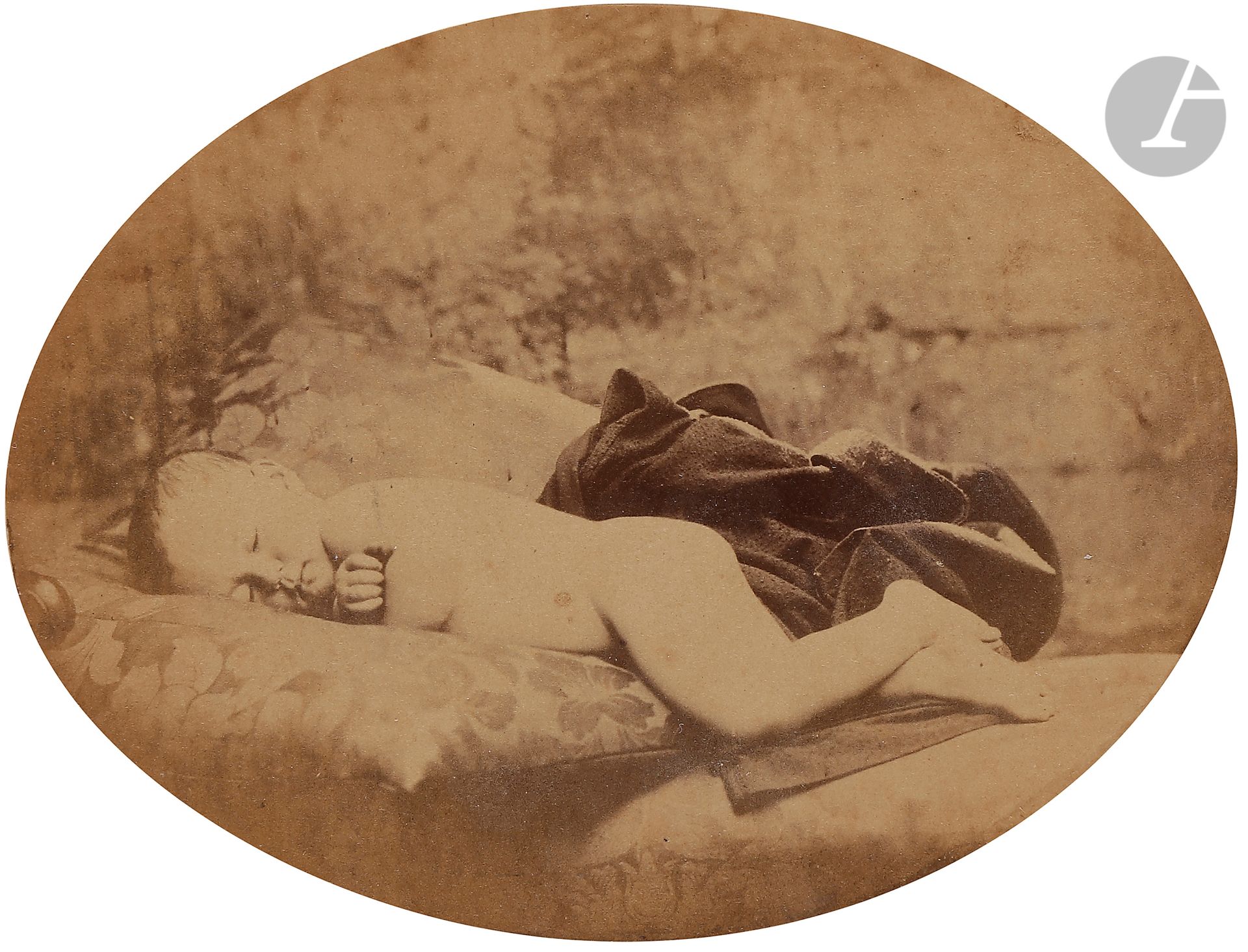Lewis Carroll (1832-1898)
Enfant endormi, c. 1870. 
Épreuve sur papier albuminé contrecollée sur carton. 
9,8 x 12,5 cm (ovale)

Lewis Carroll (1832-1898)
Sleeping Child, c. 1870. 
Albumen print, mounted on cardboard. 
9.8 x 12.5 cm (oval)