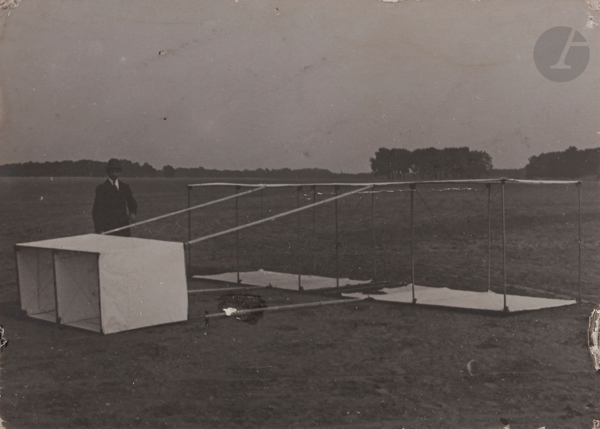 André Joliot et divers
Aviation. Album de la famille Joliot, c. 1900-1970.
Prise de vue à la lumière artificielle. Planeur. Avion n°15 de Santos-Dumont. Prototype de biplan et monoplan. André Joliot. Monoplan Blériot. Biplan Voisin III. Première Guerre mondiale. Verdun. Cadavres. Vue aérienne. Crash. Ruines. Bombardement. Assauts. Canonnière. Aisne. Beauséjour. 
Album in-4 oblong, en demi-maroquin à coins, composé d’environ 314 épreuves sur papiers citrate, argentique et chromogénique d’époque. Quelques légendes et dates sur les épreuves et les montages. Un ensemble de documents accompagne l’album : coupure de presse, factures (dont Aéroplanes P. Koechlin), annonces de meetings et concours, autorisation de vol au polygone de Satory, contrat pour la construction d’un fuselage entre André Joliot et Alex. Lein, commande et contrat pour la société Aera, nombreuses lettres rédigées ou adressées à André Joliot, notamment des Frères Voisin.
Formats : de 2 x 3 à 12 x 17 cm

André Joliot and others
Aviation. Album of the Joliot family, c. 1900-1970.
Shooting with artificial light. Glider. Santos-Dumont's plane n°15. Prototype biplane and monoplane. André Joliot. Blériot monoplane. Voisin III biplane. First World War. Verdun. Dead bodies. Aerial view. Crash. Ruins. Bombardment. Assaults. Gunboat. Aisne. Beauséjour. 
4to album, composed of about 314 vintage citrate, gelatin silver and chromogenic prints. A few captions and dates on the prints and mounts. Included a set of documents: press clippings, invoices (from Aéoplanes P. Koechlin), announcements of meetings and competitions, authorisation to fly at the Satory polygon, contract between André Joliot and Alex. Lein for the construction of a fuselage, order and contract for the Aera company, numerous letters written or addressed to André Joliot, notably from the Voisin brothers.
Dimensions : from 2 x 3 to 12 x 17 cm