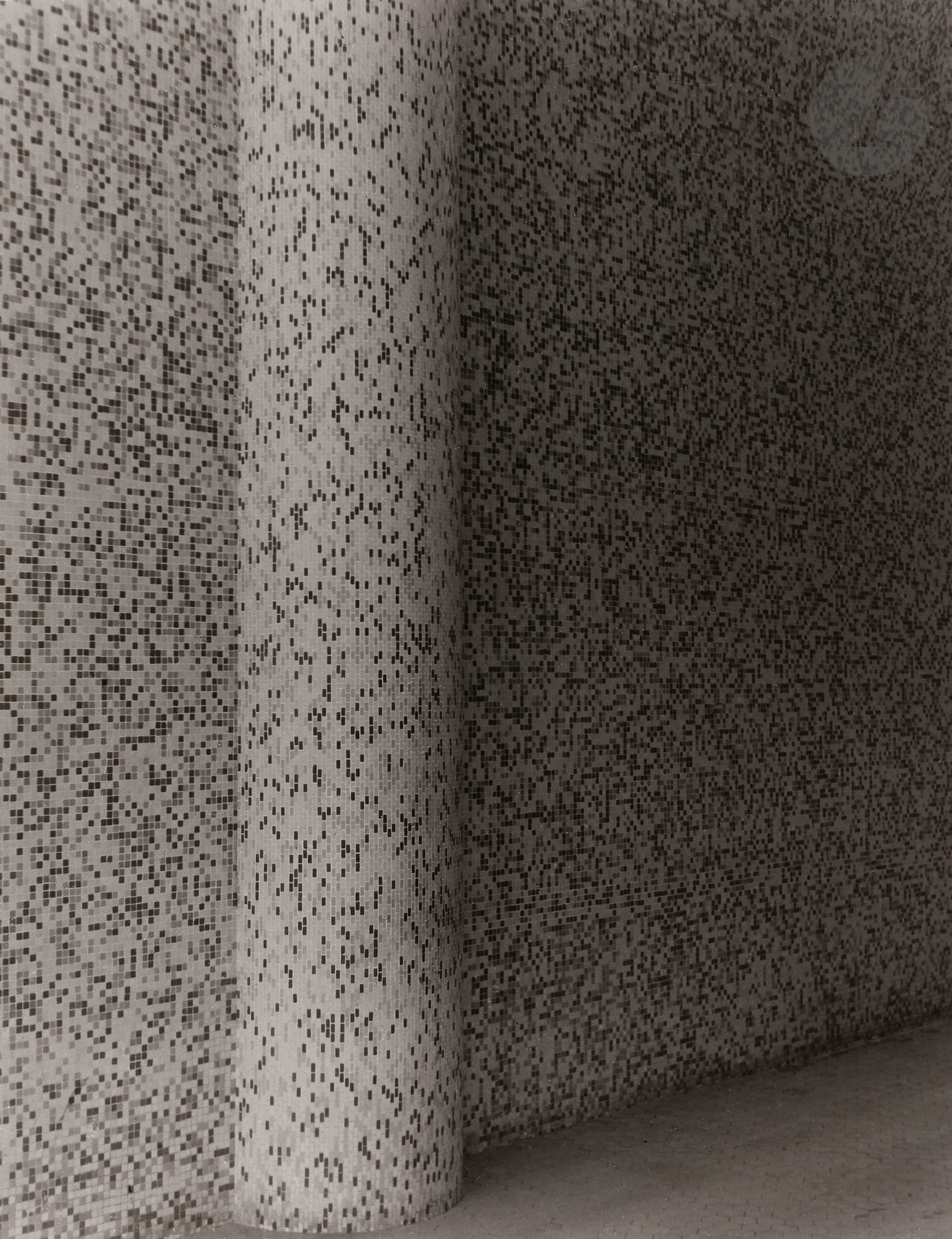 *Gaspar Gasparian (1899-1966)
Mosaicos, 1953.
Épreuve argentique (2011). Timbre sec, numérotation à 10 exemplaires, titre et date au crayon dans la marge inférieure. Signature du tireur Valdir Cruz et date de tirage au verso. 
Image : 39,3 x 30 cm
Feuille : 47,9 x 36 cm

Gaspar Gasparian (1899-1966)
Mosaicos, 1953.
Gelatin silver print (2011), blindstamped, numbered, titled and dated in pencil in lower margin. Edition of 10. Print date and signature by printer Valdir Cruz on verso. 
Image : 39.3 x 30 cm
Paper : 47.9 x 36 cm