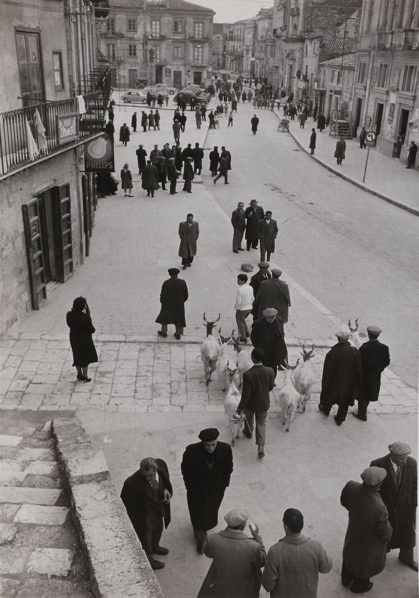 *Mario De Biasi (1923-2013)
Sicilia, c. 1950. 
Épreuve argentique d’époque, signée et titrée au crayon au verso.
Image : 28,8 x 22,7 cm 
Feuille : 29,8 x 24,3 cm

Mario De Biasi  (1923-2013)
Sicilia, c. 1950. 
Vintage gelatin silver print, signed and titled in pencil on verso. 
29.8 x 24.3 cm